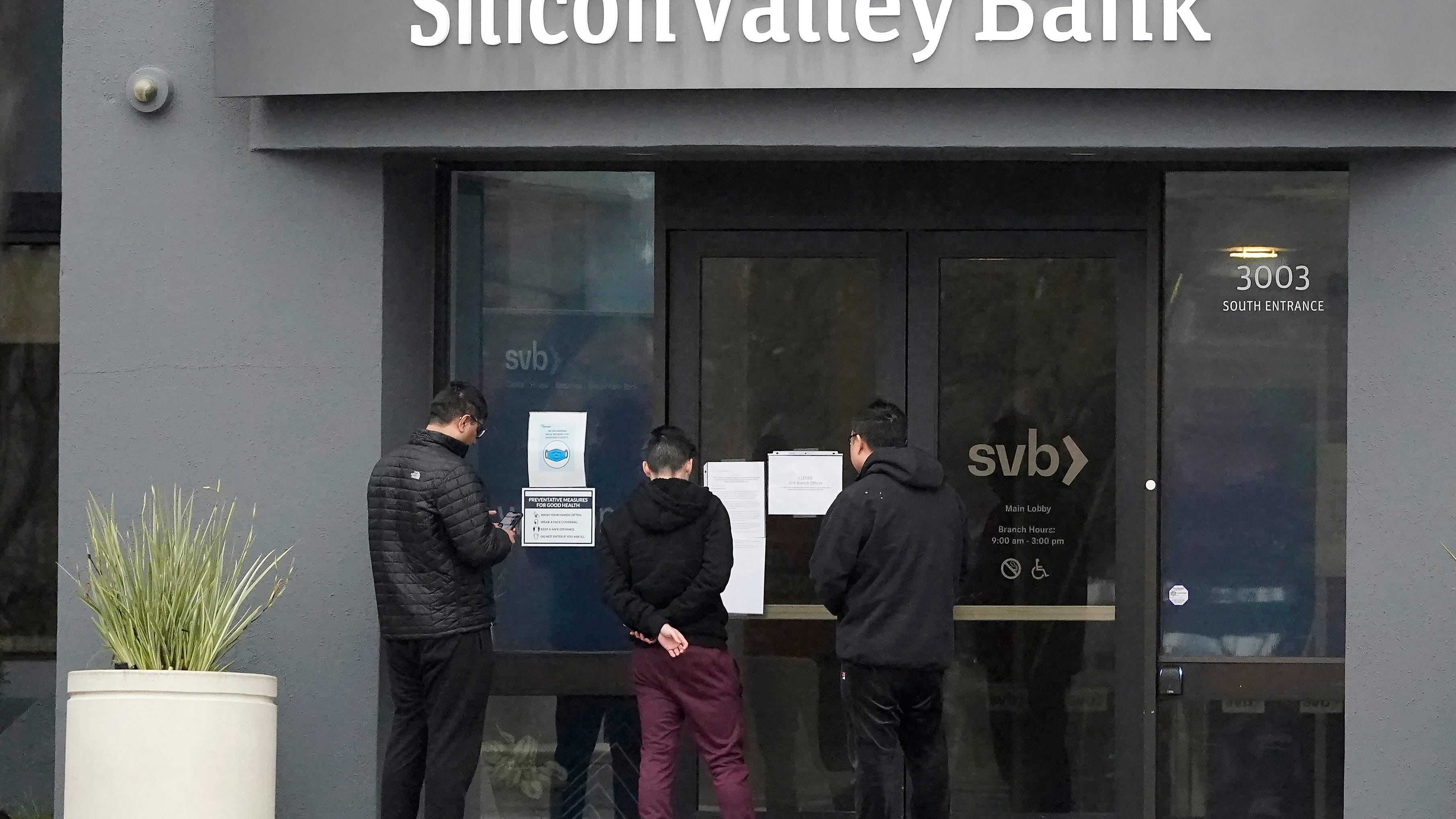 US government moves to stop potential banking crisis