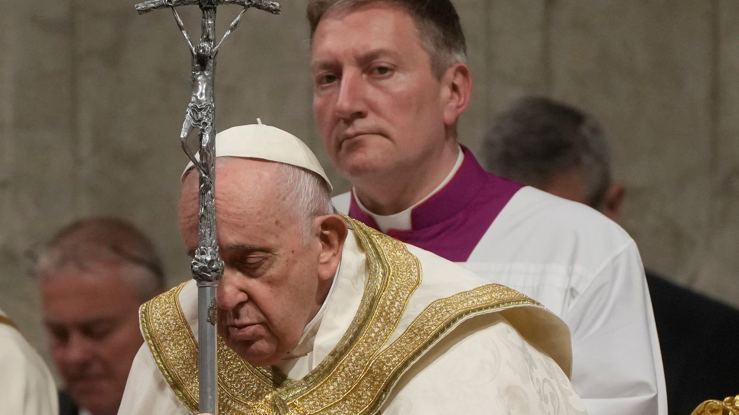 Pope Francis returns to public eye for Easter vigil Mass