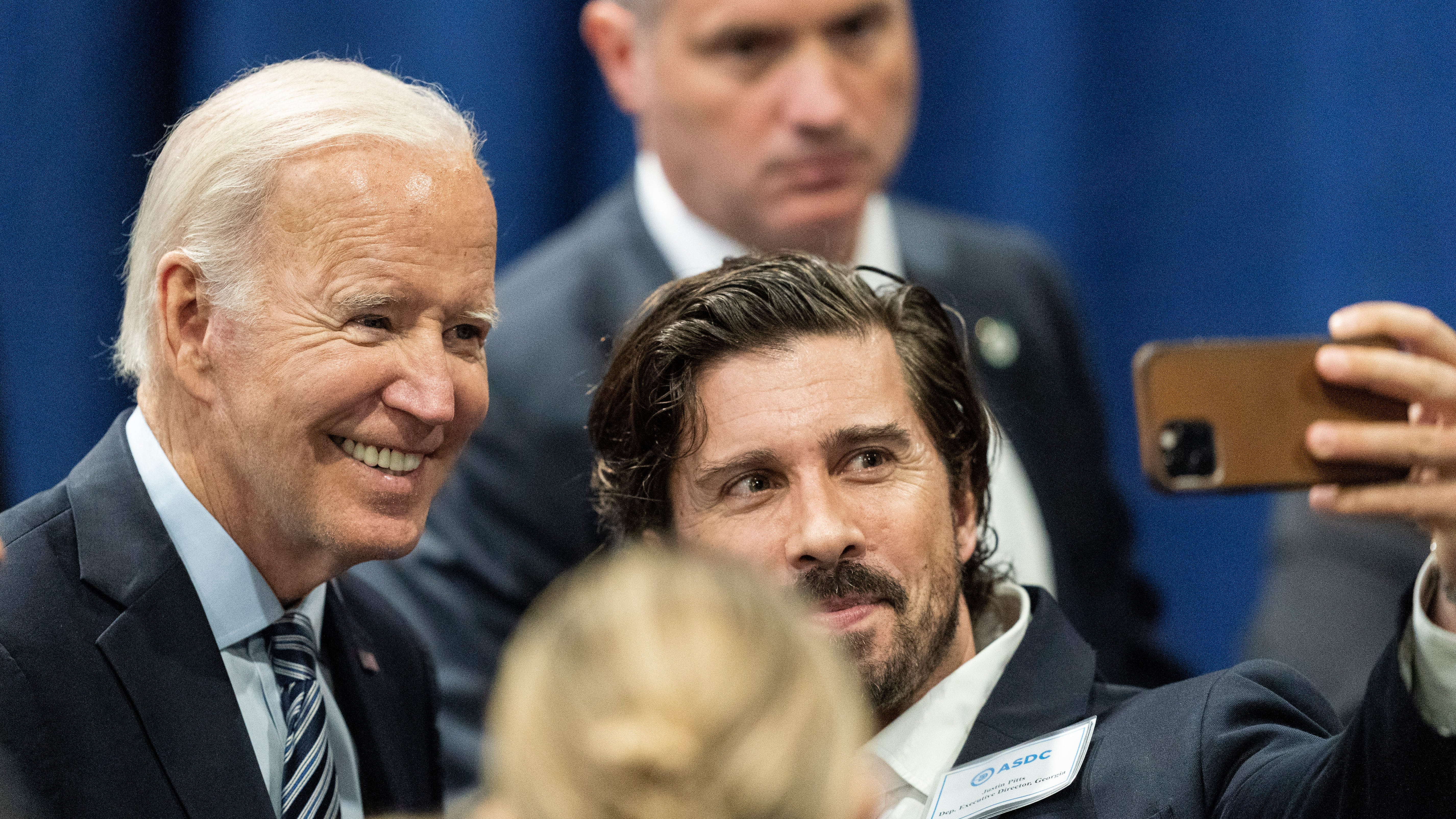 Democrats try to seize political offensive ahead of midterms