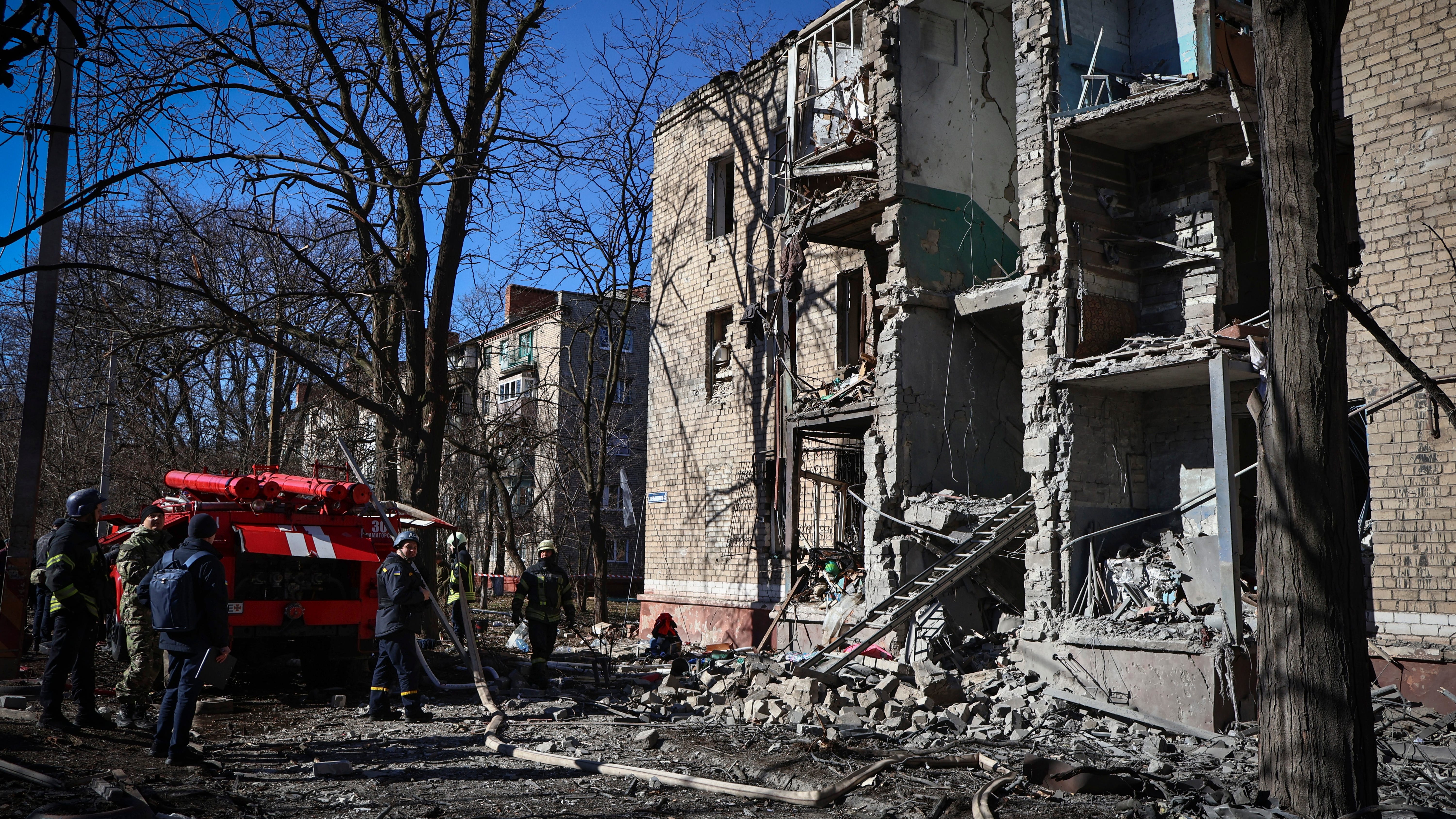 Russian missile hits Ukrainian apartment building; 1 killed