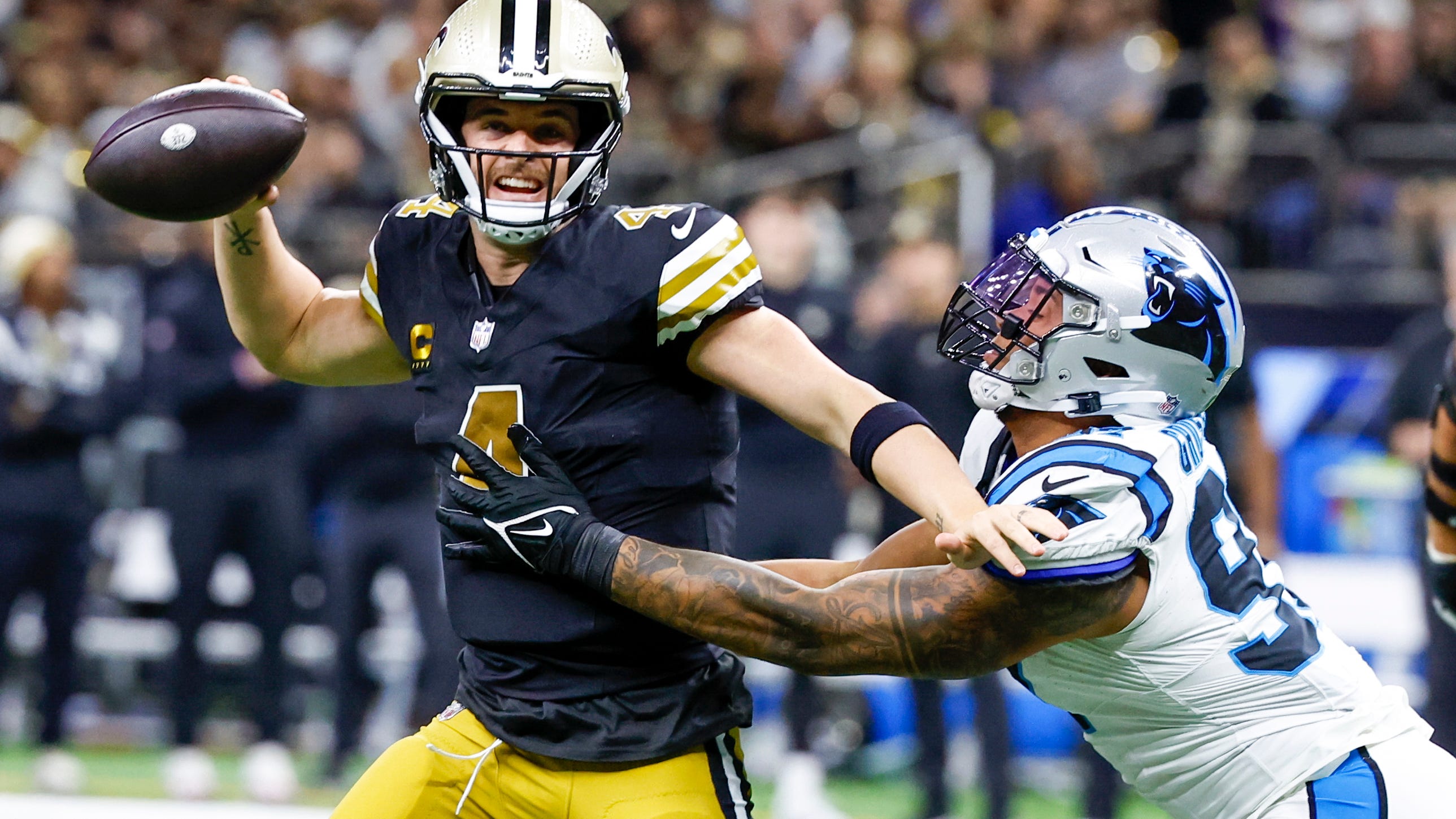 Derek Carr overcomes recent injuries and rough start, leads Saints past Panthers 28-6