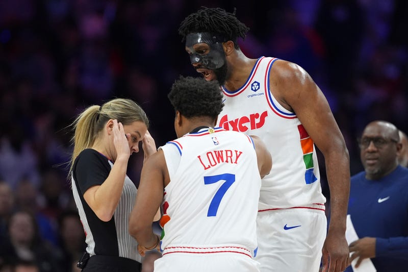 Spurs 76ers Basketball