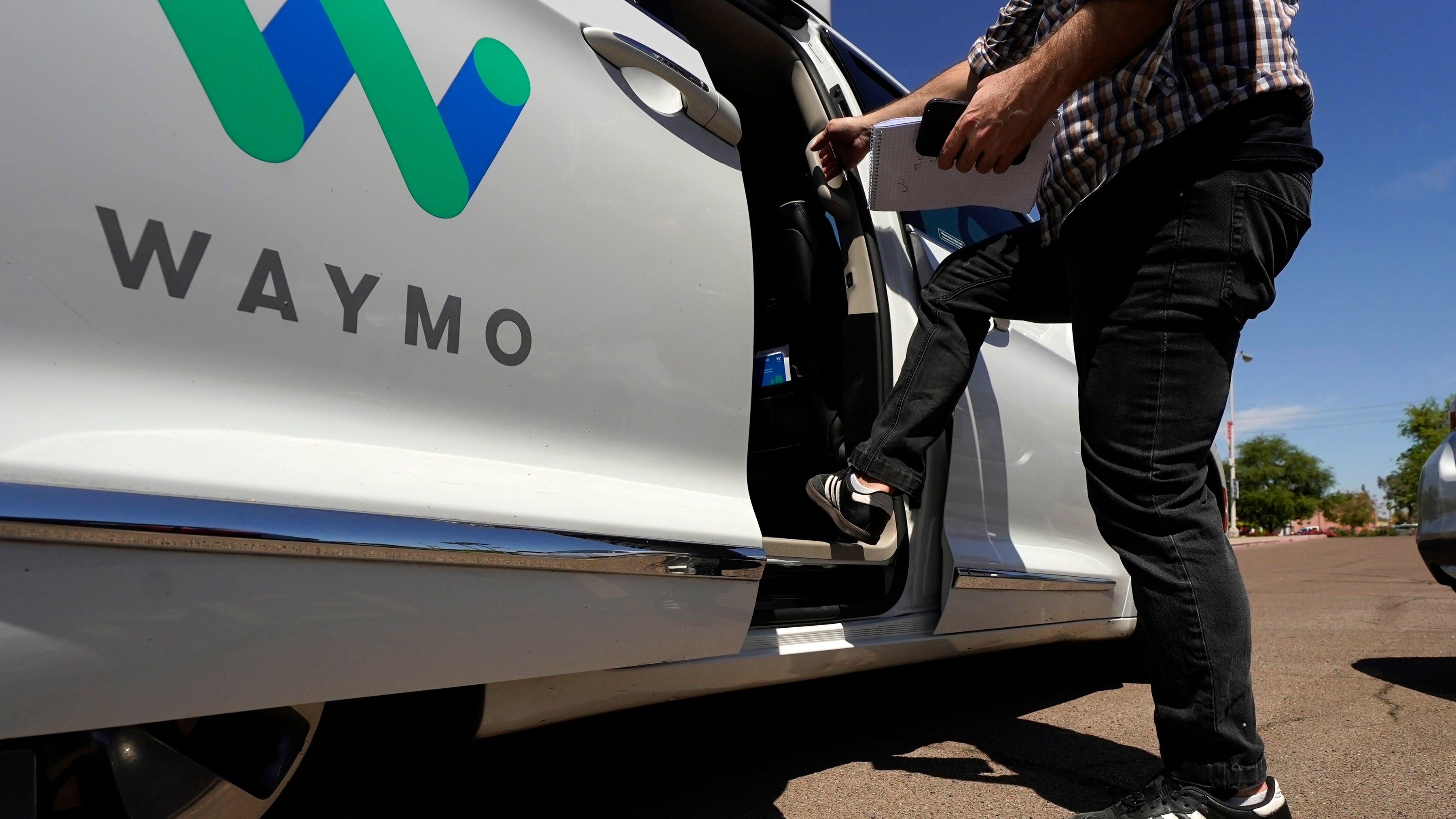 Self-driving car pioneer Waymo gets $2.5B to fuel ambitions
