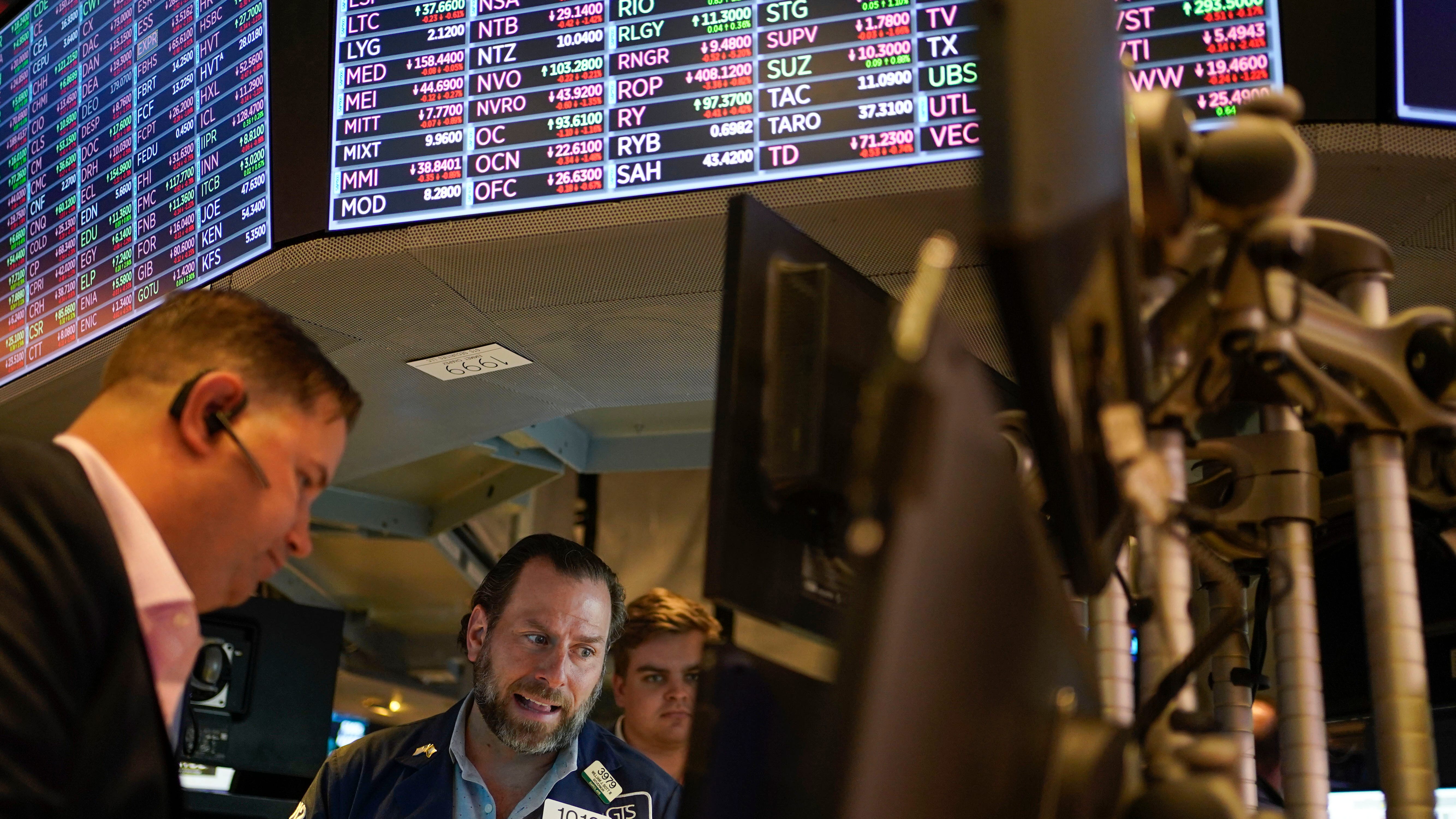 Slumping technology stocks pull Wall Street lower