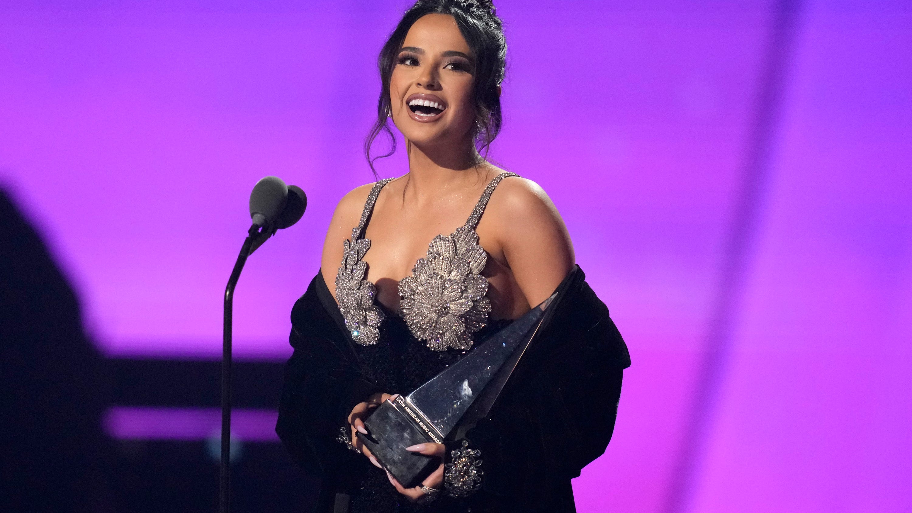 Becky G y Karol G brillan en la noche de los Latin AMAs