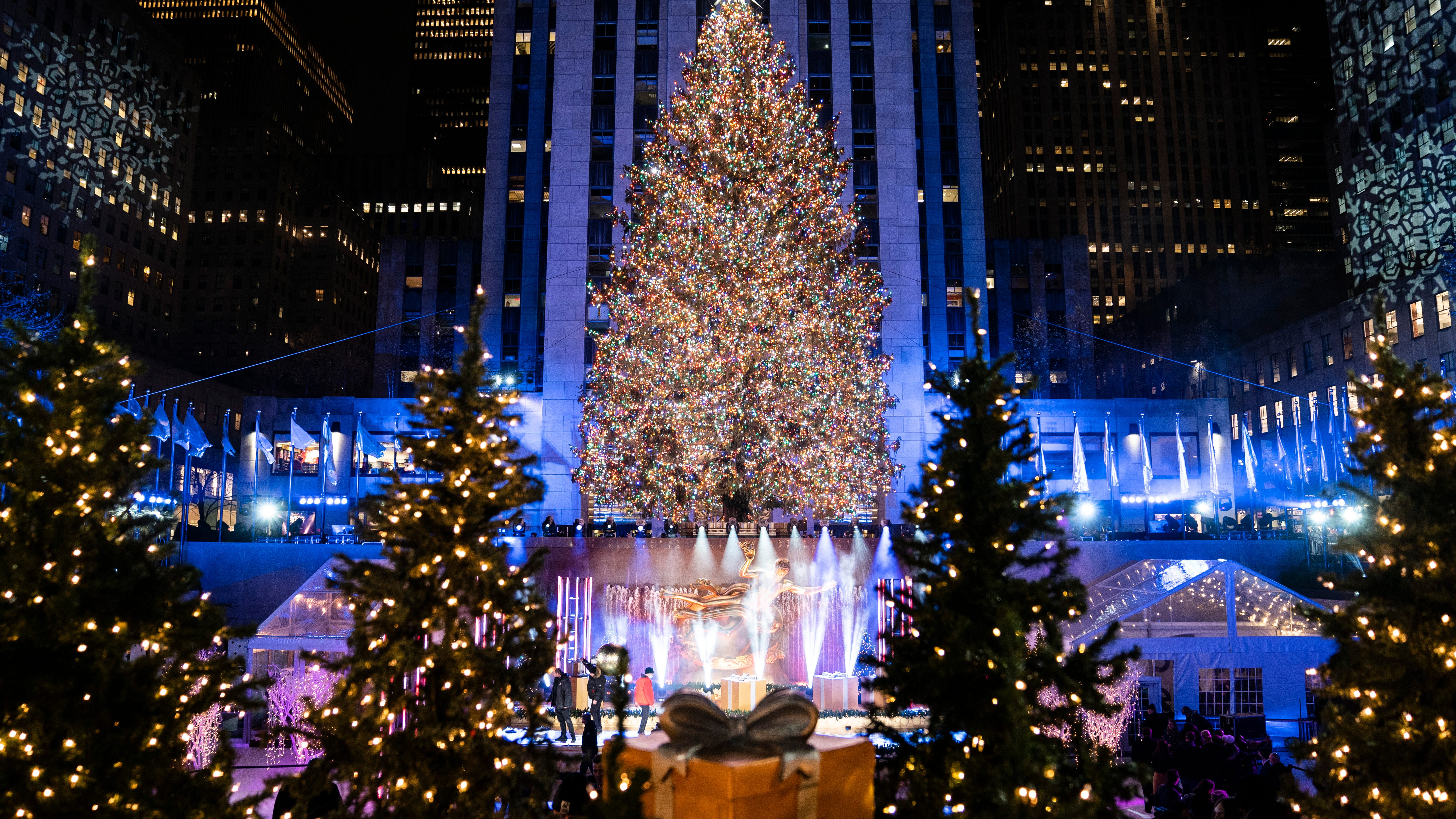 Rockin' around the Christmas tree: Rockefeller tree lit up