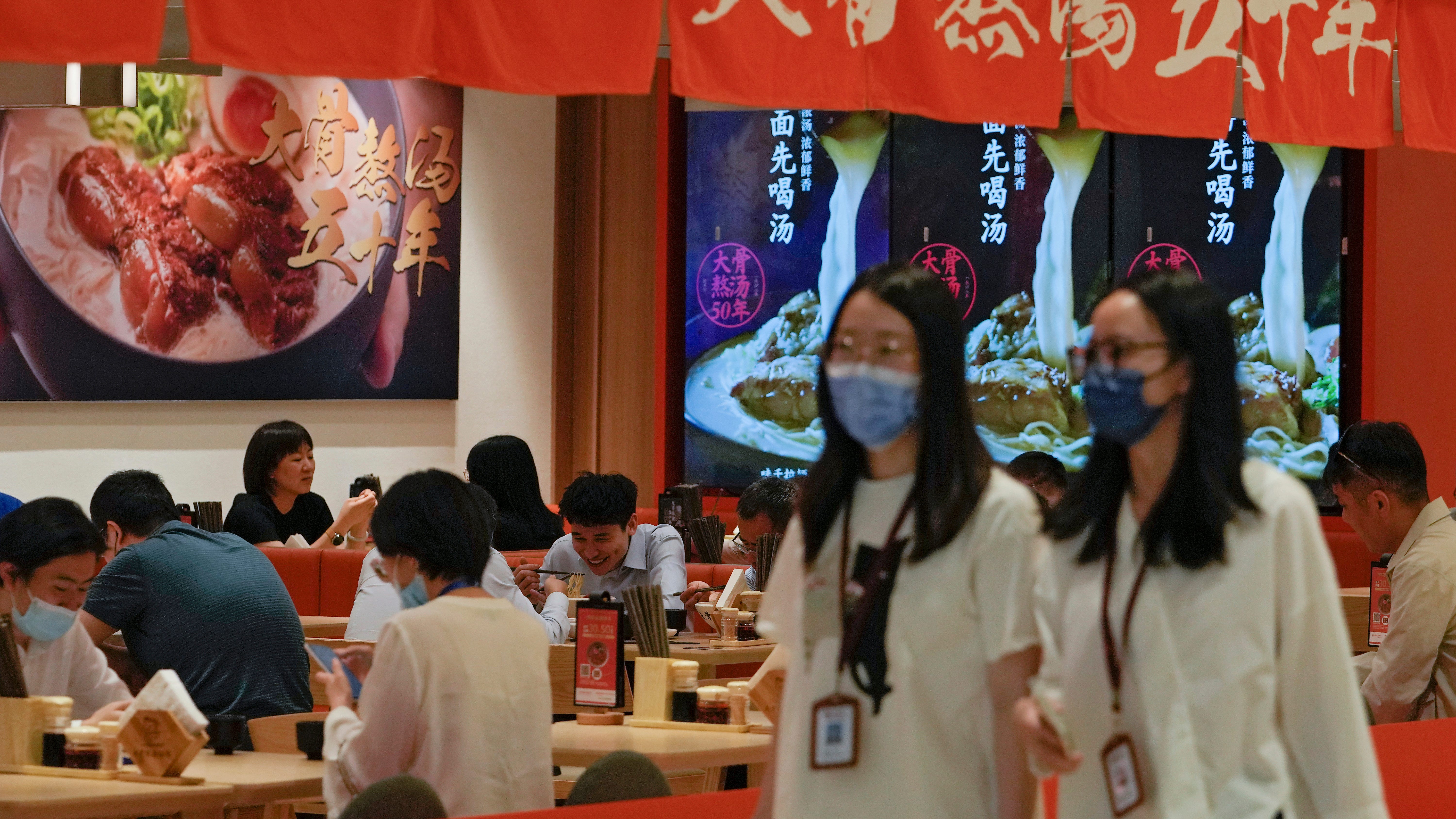 Beijing reopens restaurants as new COVID-19 cases drop
