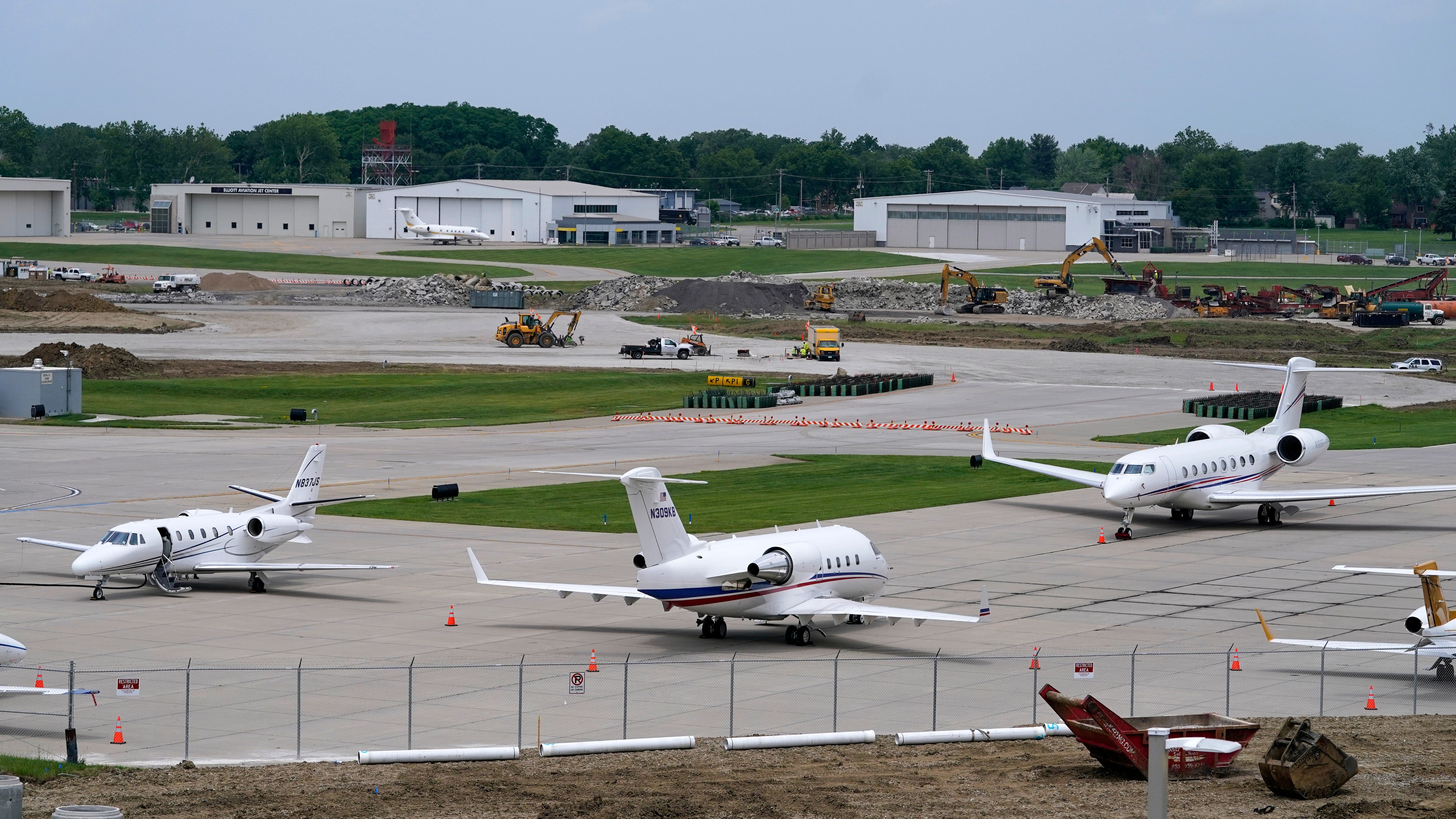 Airlines aim to shift blame for flight problems to FAA