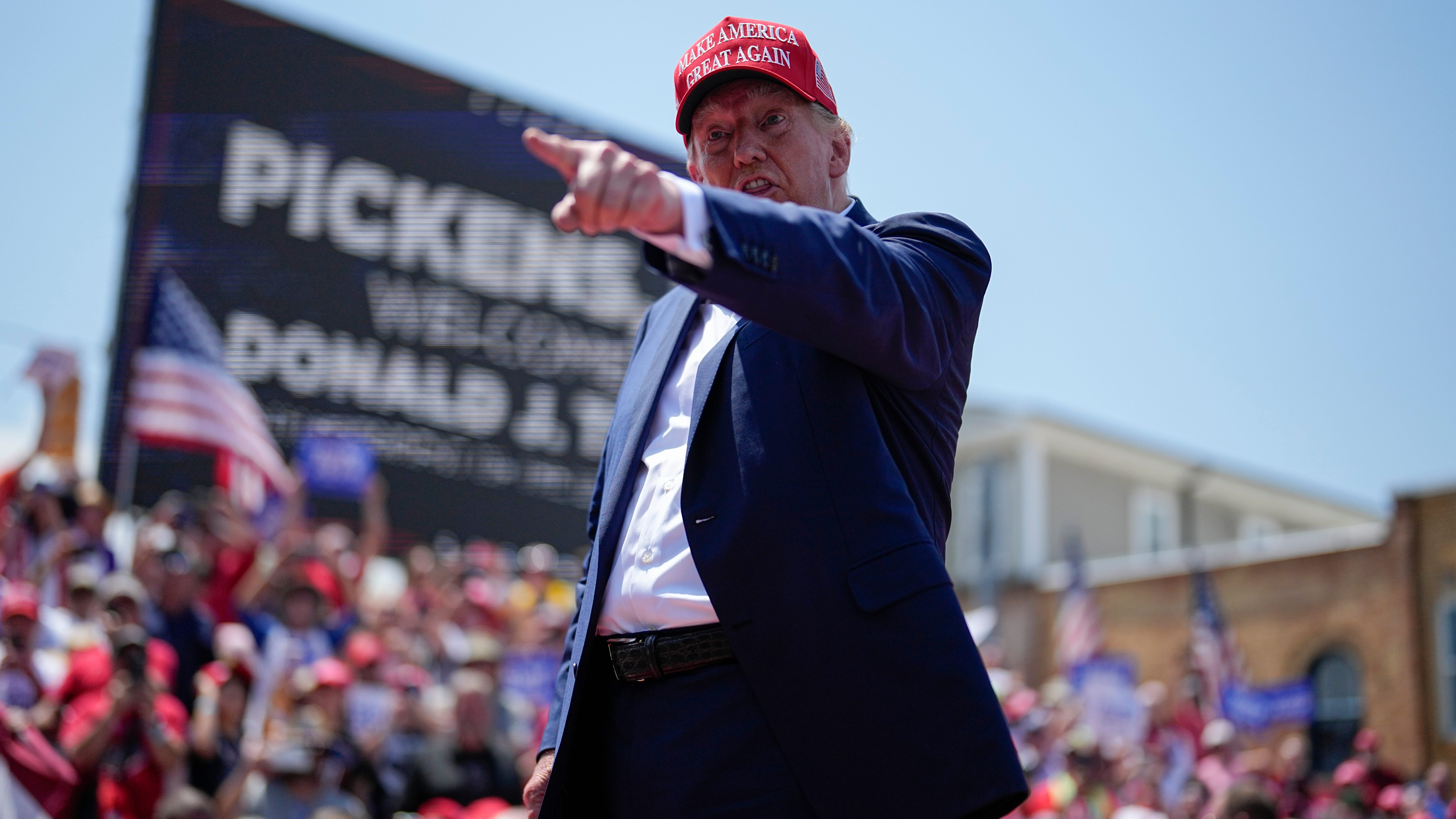 Trump's South Carolina rally attracted a massive crowd in heavily Republican area