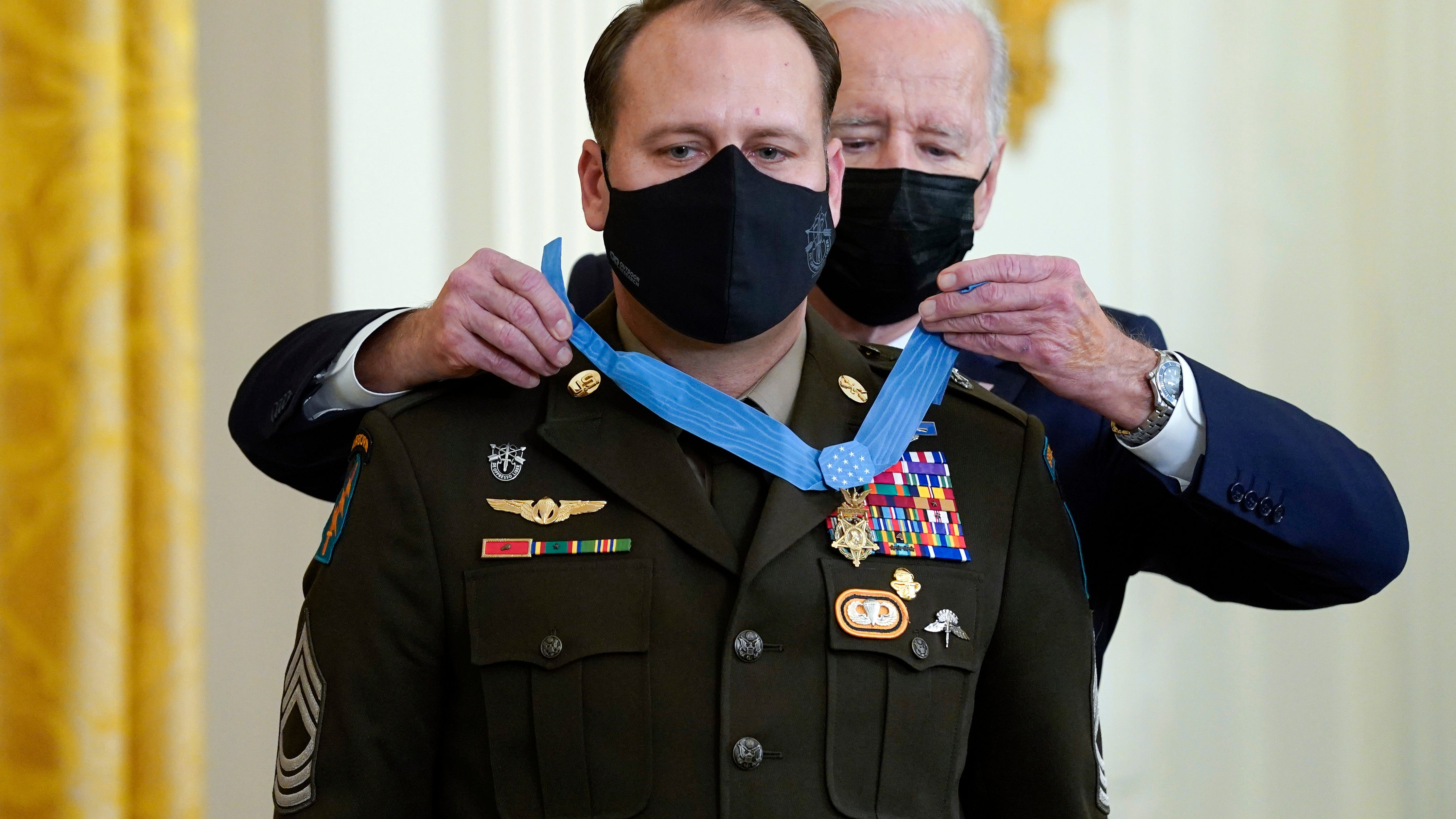 Biden presents 3 soldiers with top military award for valor
