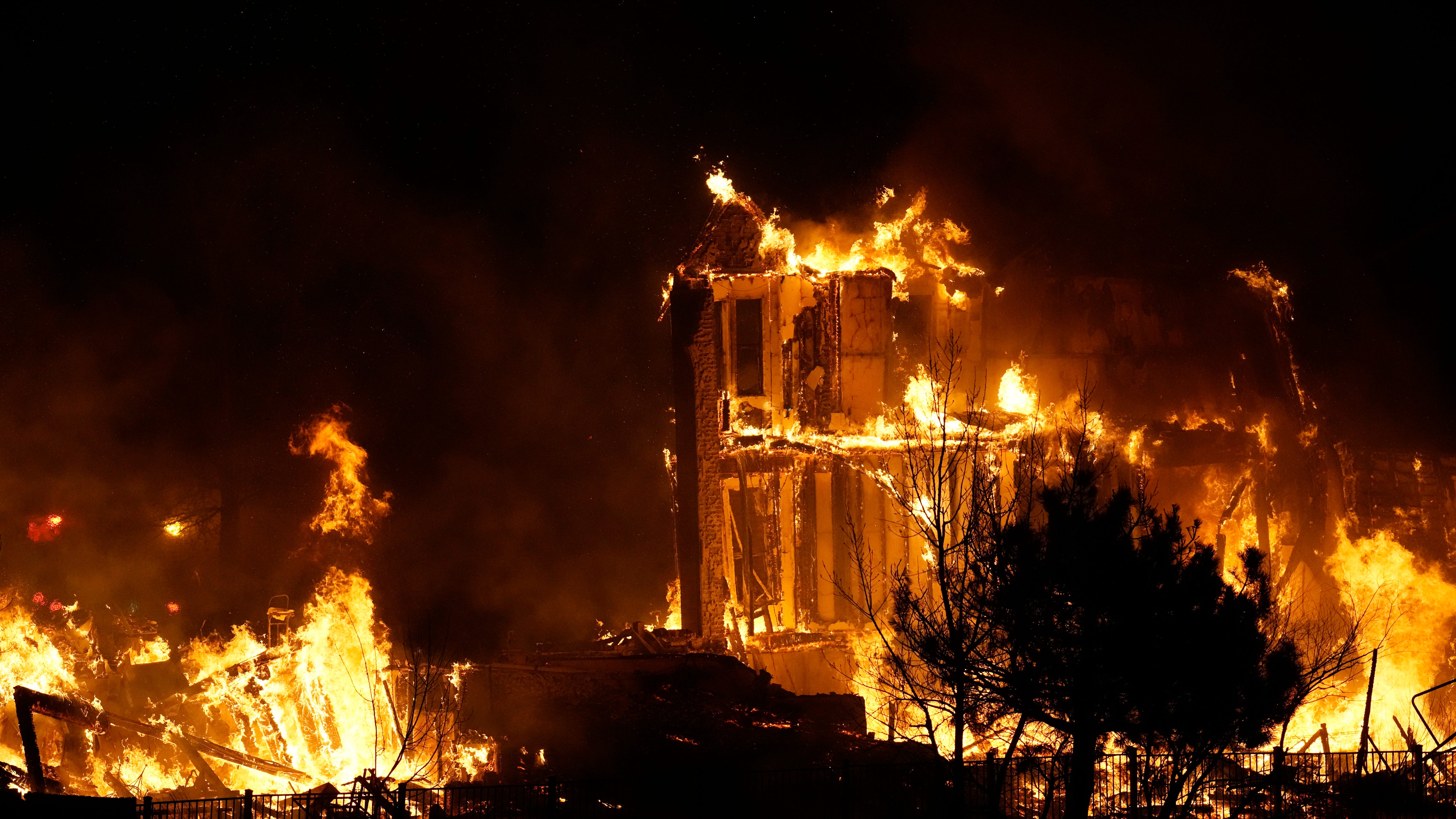 Colorado wildfires burn hundreds of homes, force evacuations