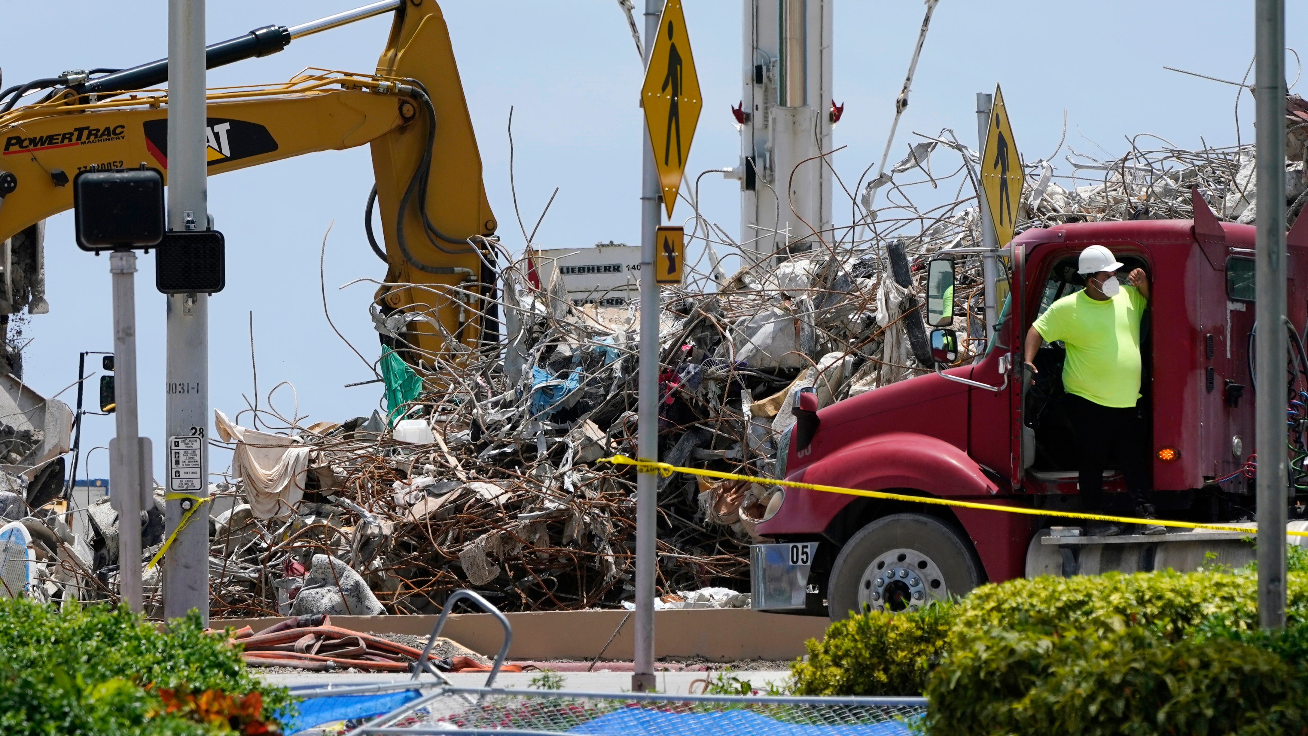 911 recordings show panic, disbelief when Florida condo fell