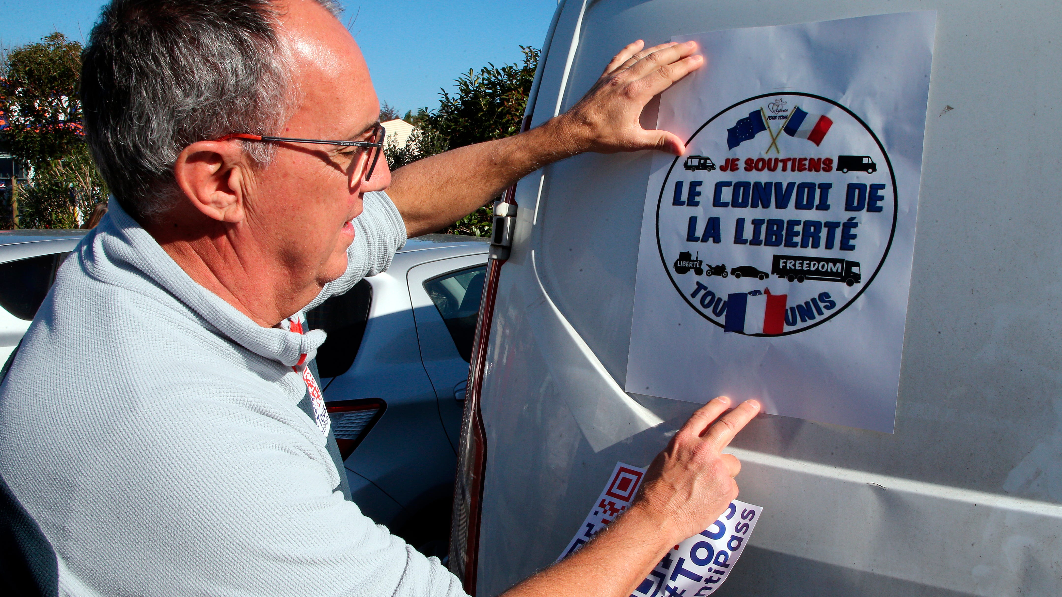 Blockades by virus protest convoys banned in Paris, Brussels