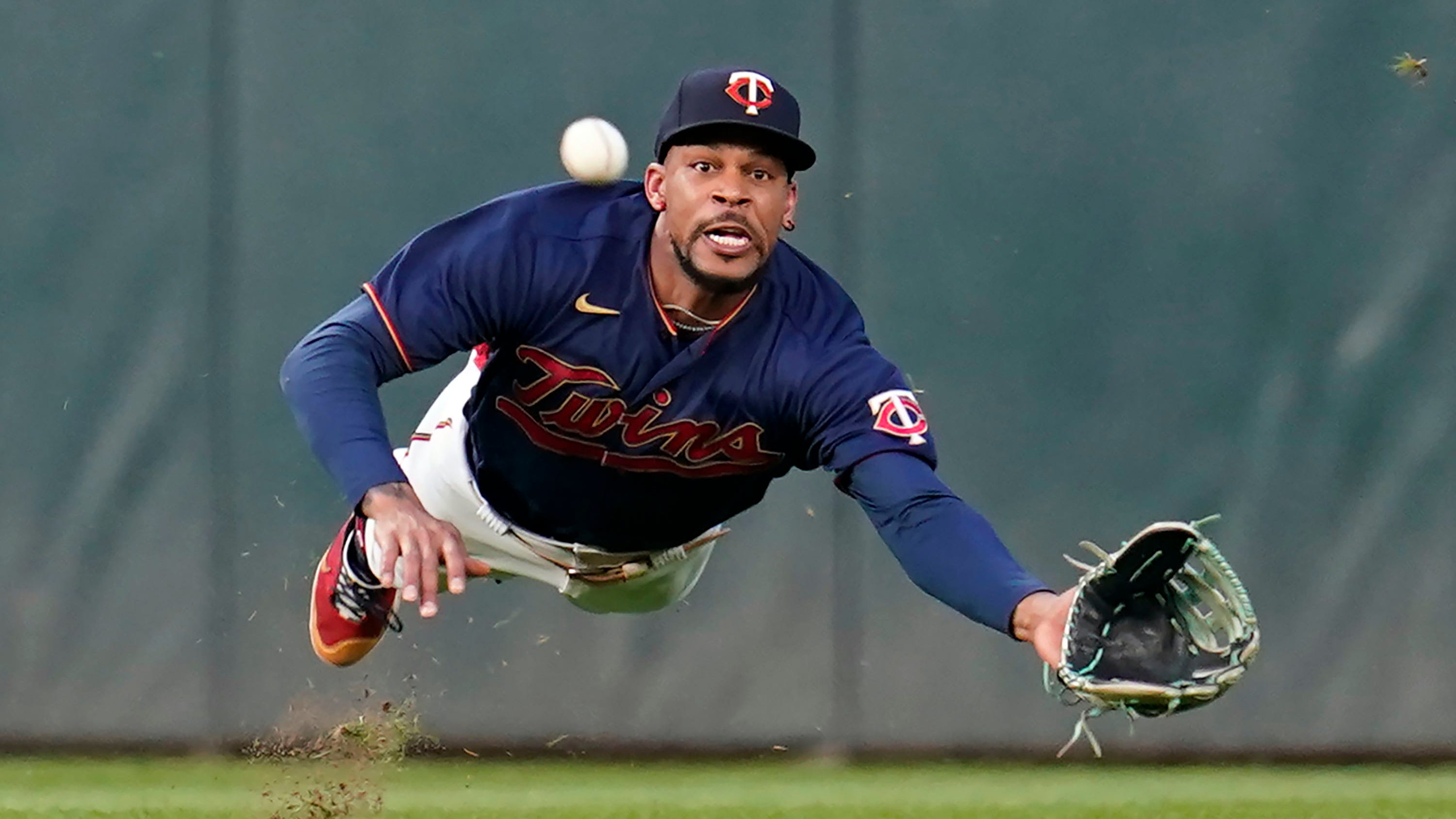 Buxton early exit, Twins fall; Garcia HR, Texas takes 3 of 4
