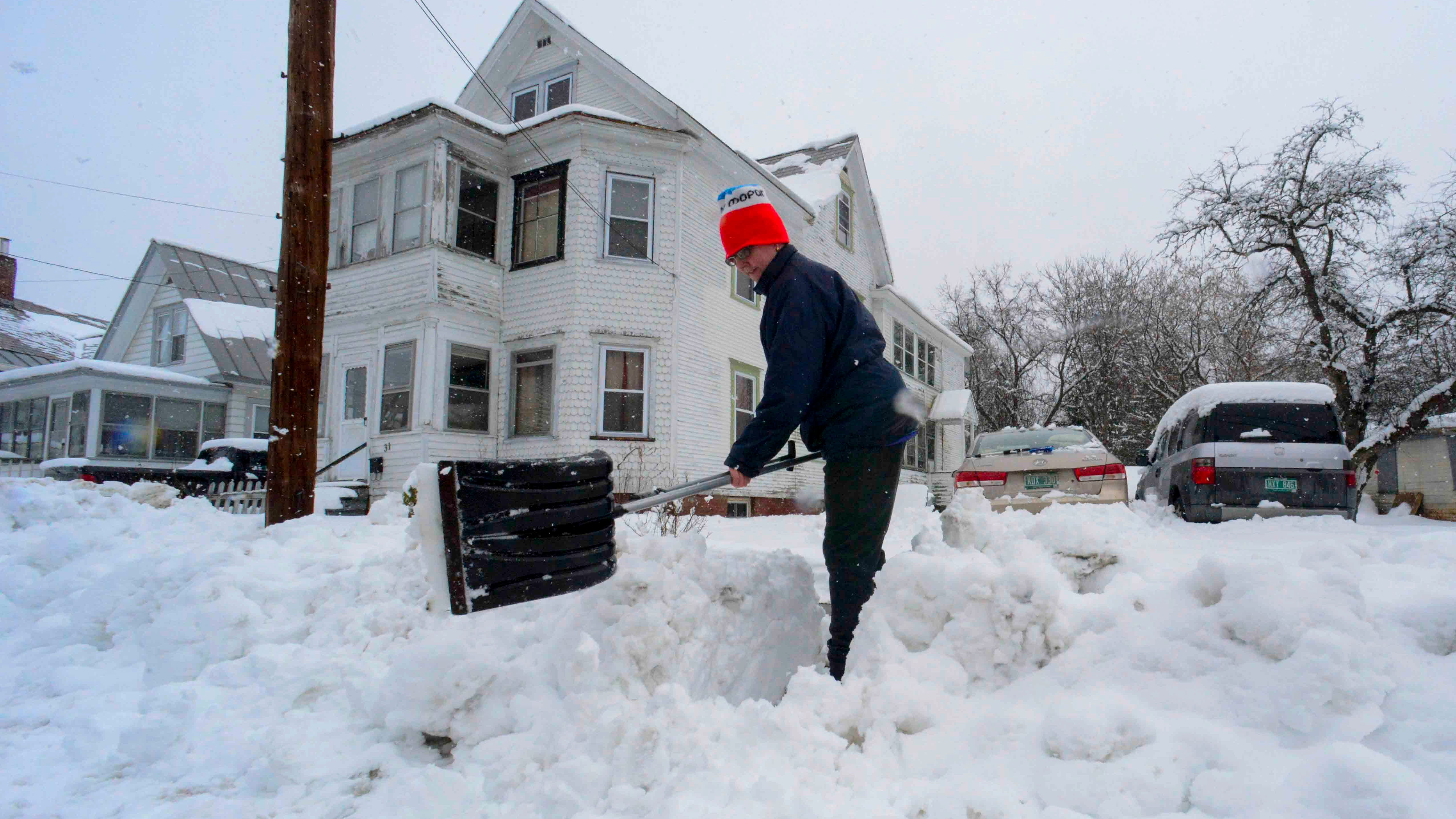 Heavy snow hits Northeast as storm cleanup begins in South