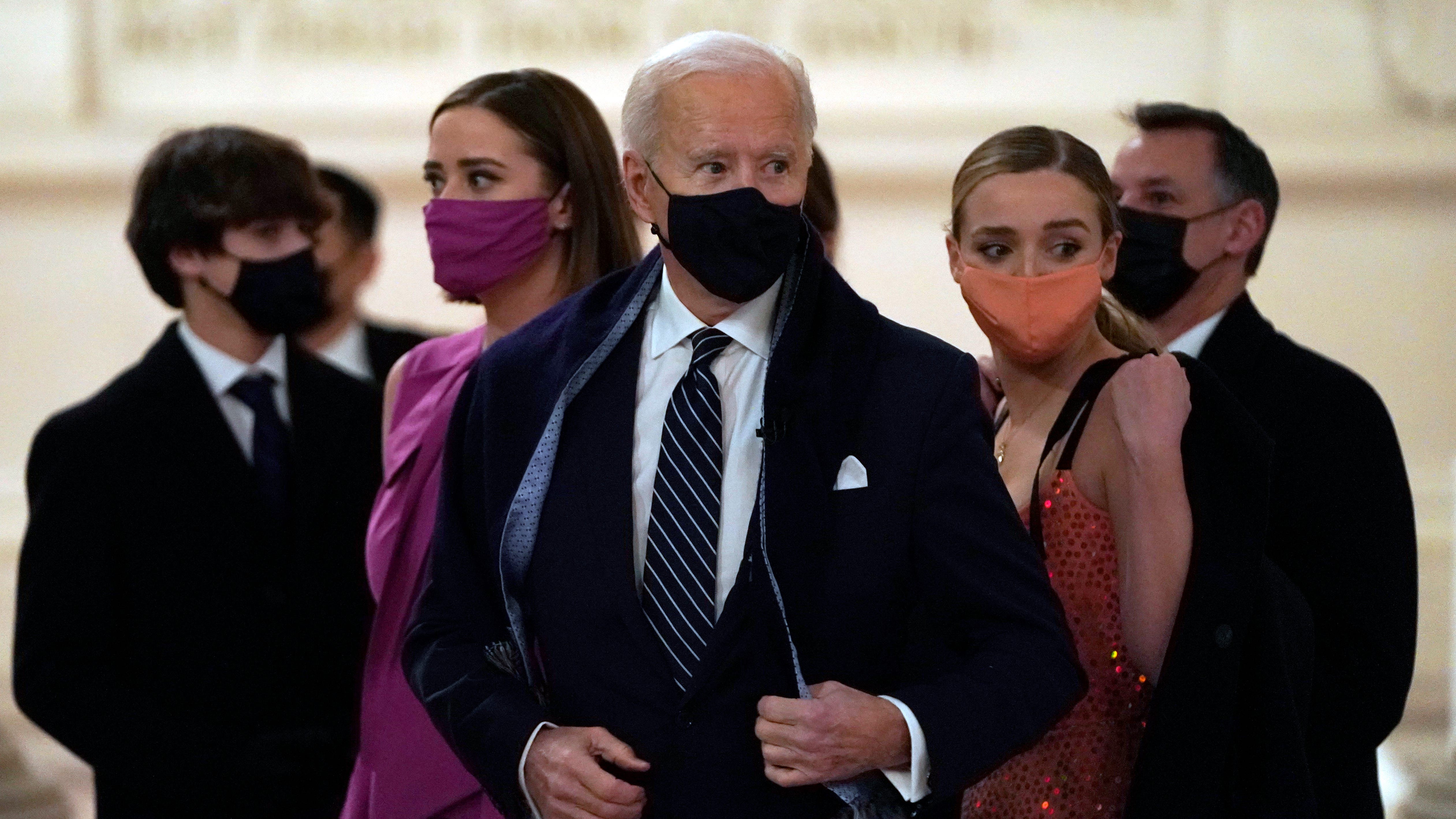 Biden to sign virus measures, requires mask use to travel