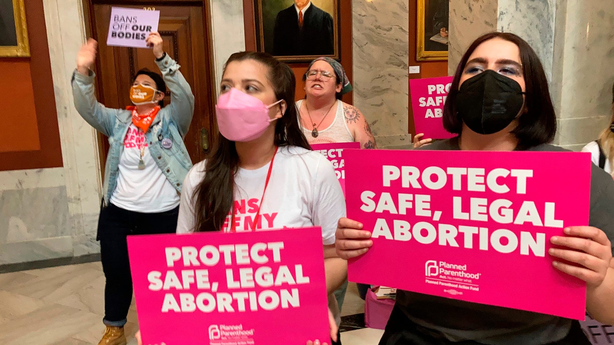 Kentucky judge extends block of state's abortion ban
