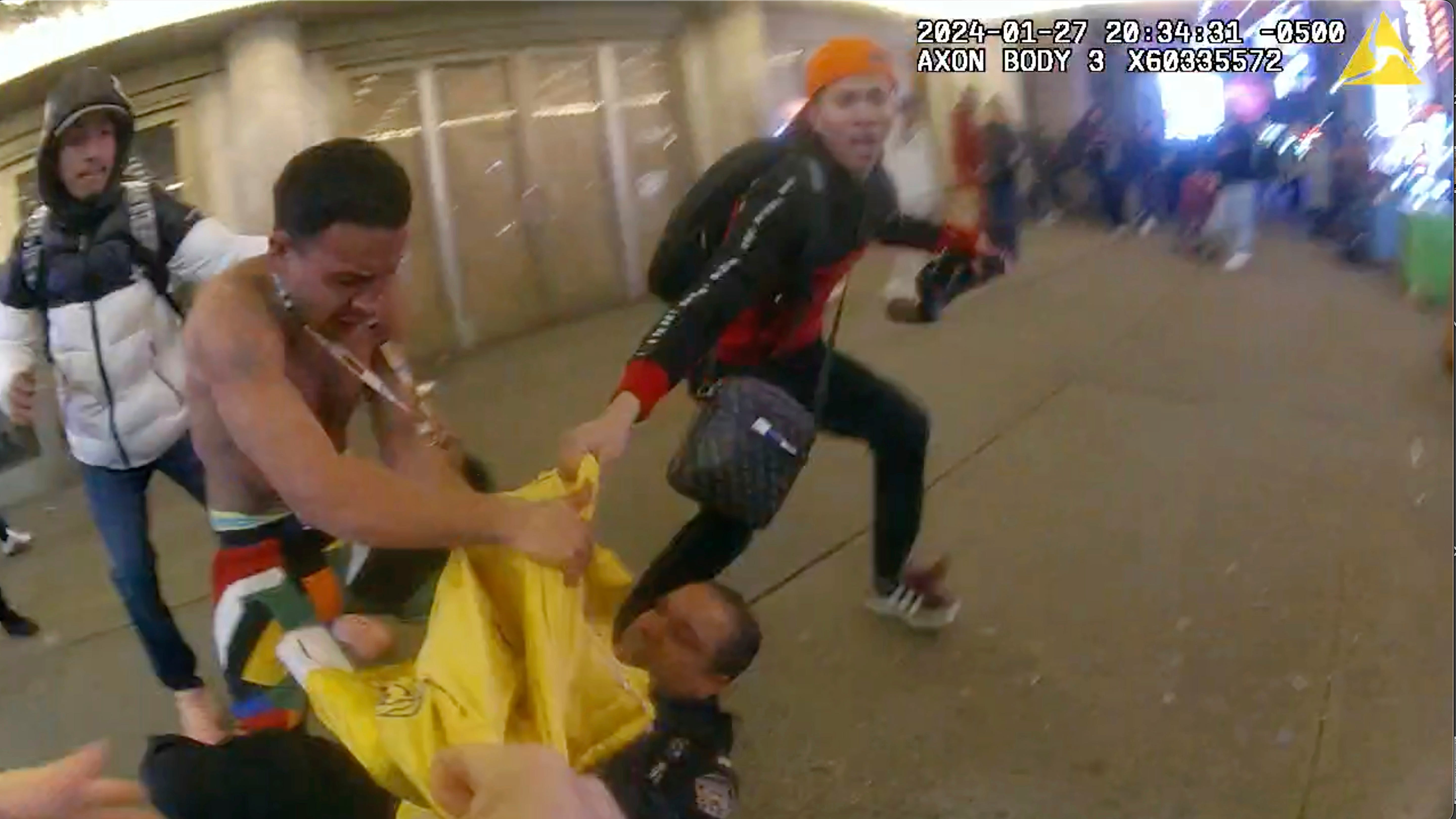 Imágenes de cámaras corporales muestran momentos previos a trifulca entre migrantes y policías en NY: “Se parecen a Betty la fea”