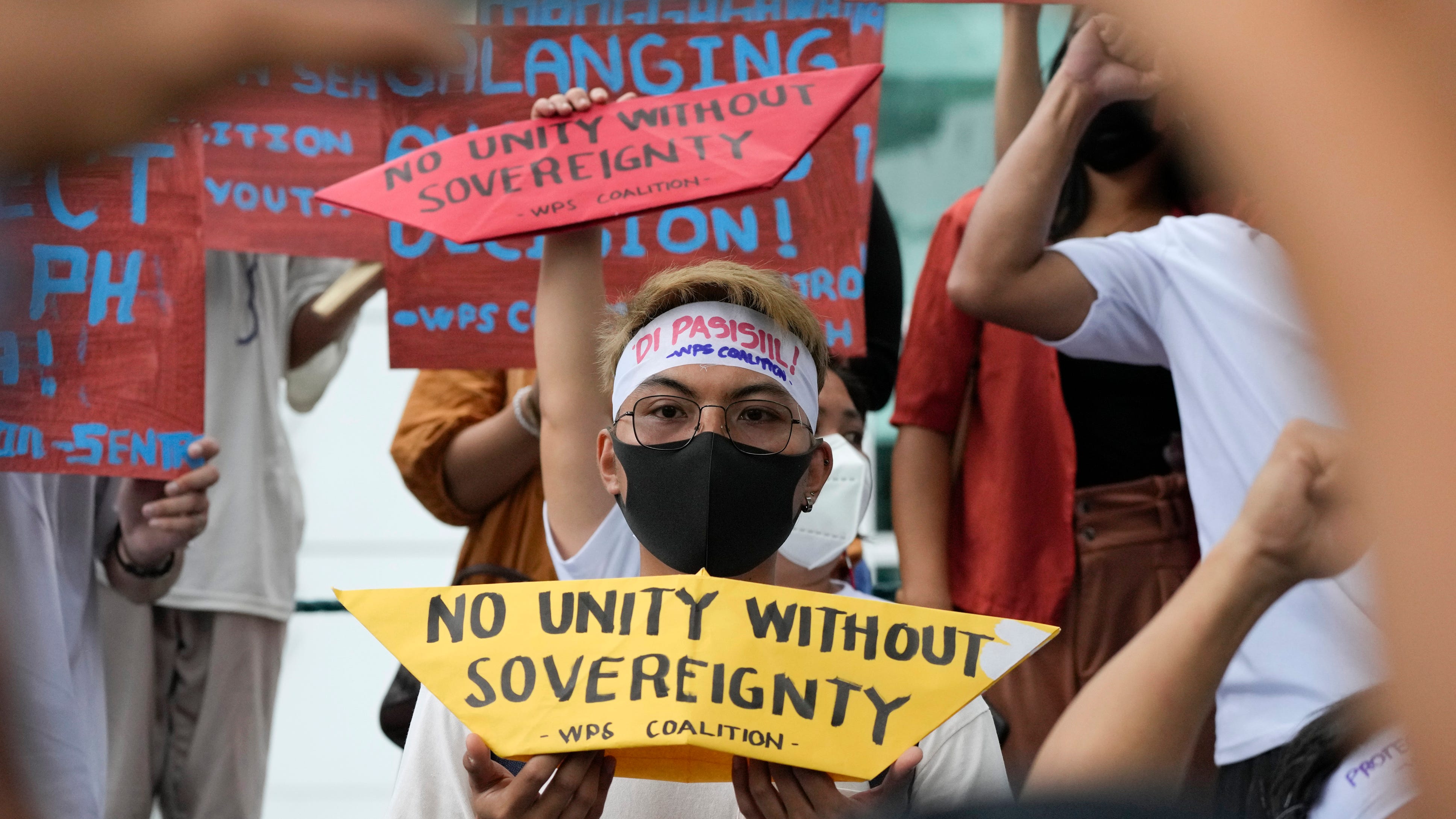 US warns it will defend ally if China breaks sea ruling