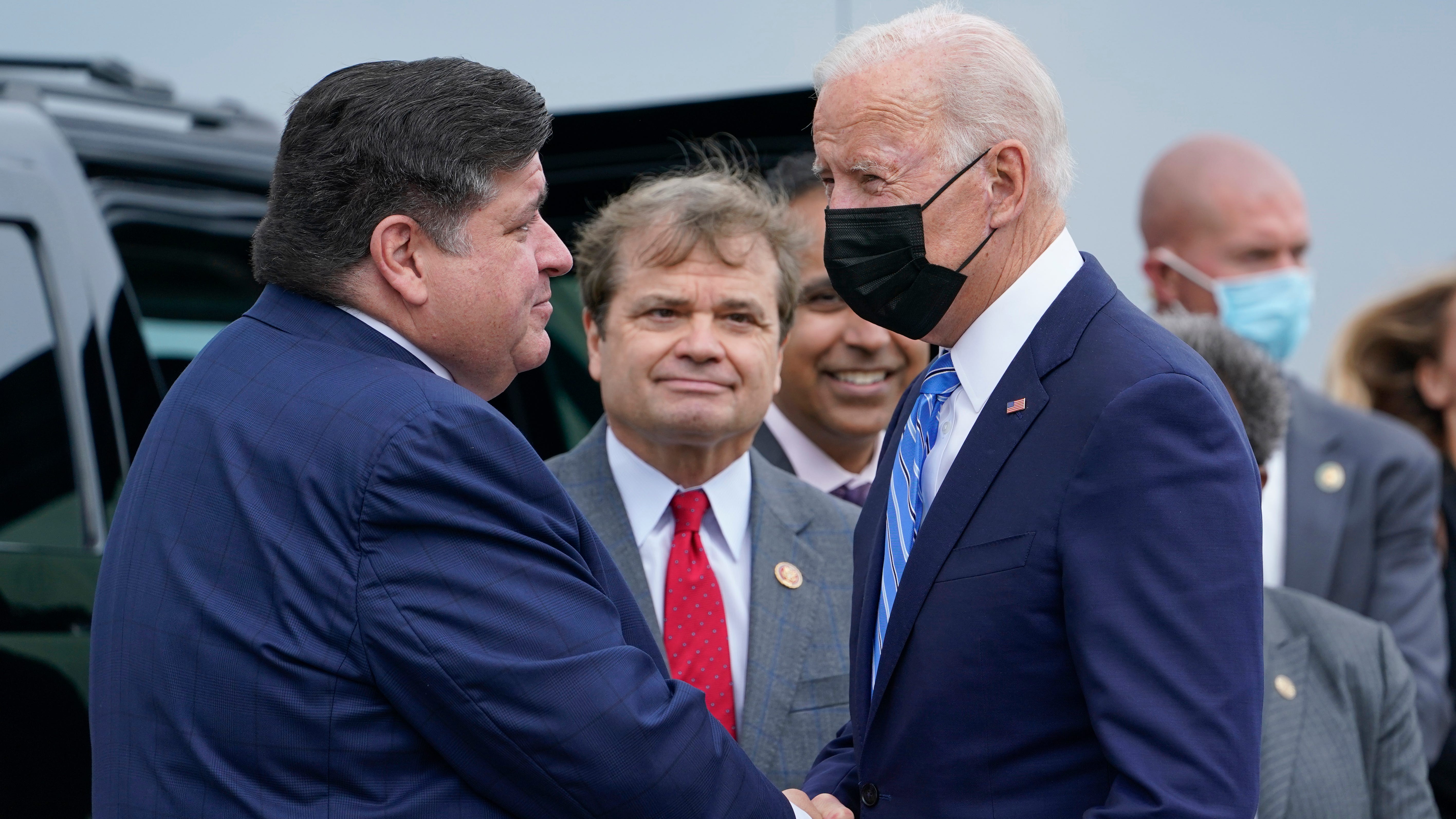 Biden, a convert to mandates, making economic case for shots