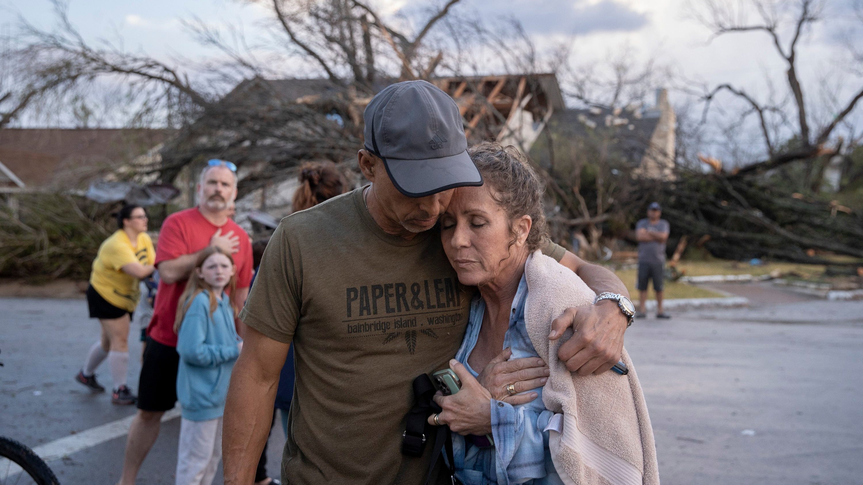 Storms tear into Texas, Oklahoma then move into Deep South 