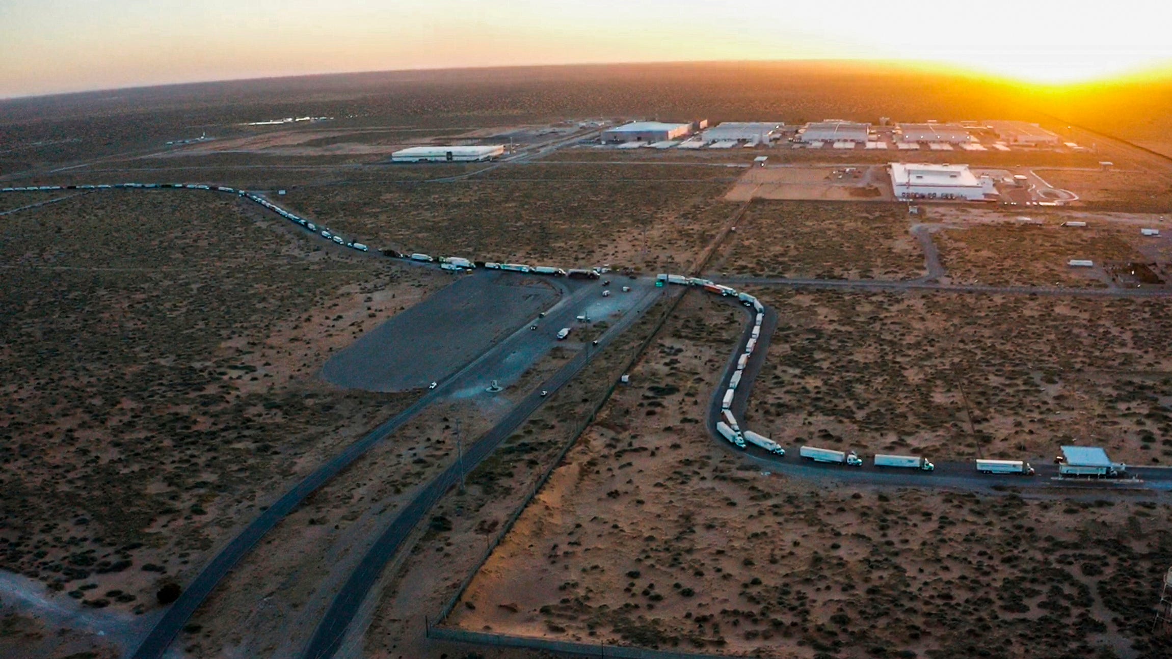 Trucker blockade snarls US-Mexico border over Texas order
