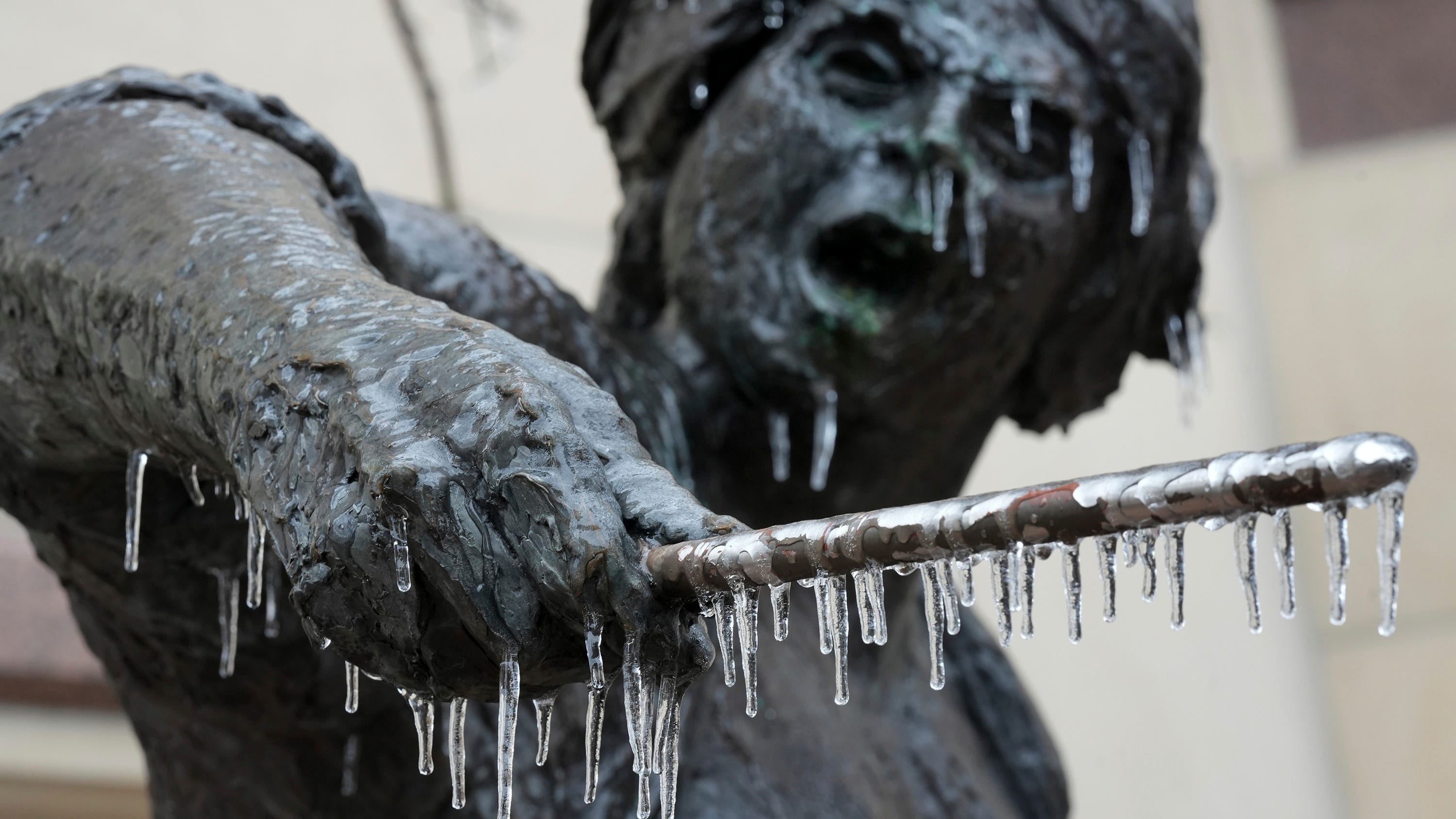 Frustrated Texans endure winter storm with no power, heat