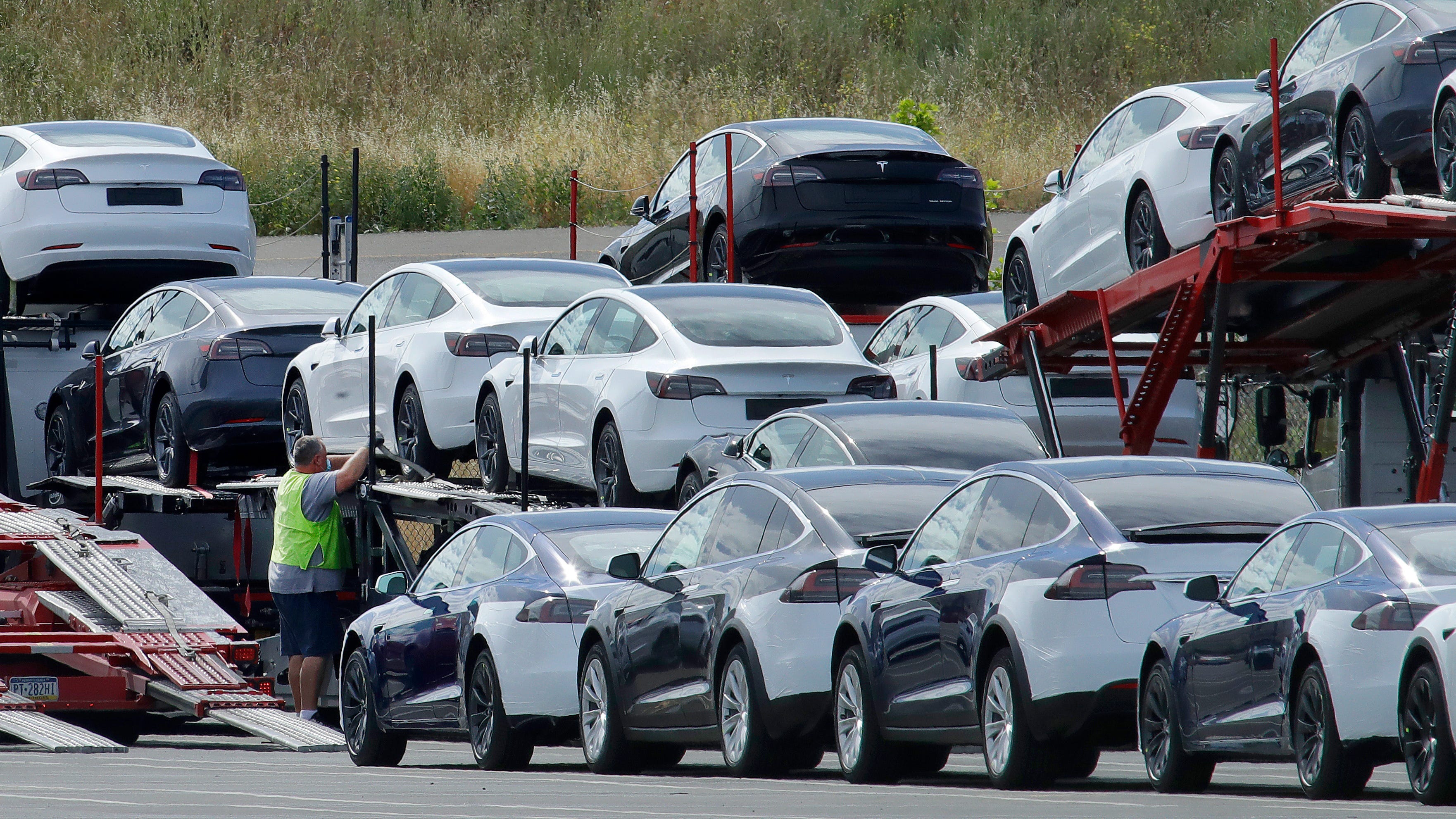 California plan aims to triple sale of electric cars by 2026