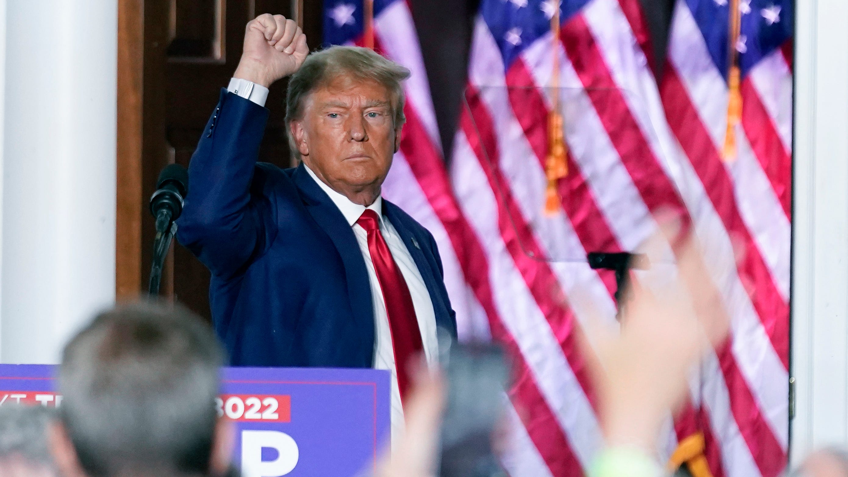 Fox transmite titular que llama a Biden “aspirante a dictador”