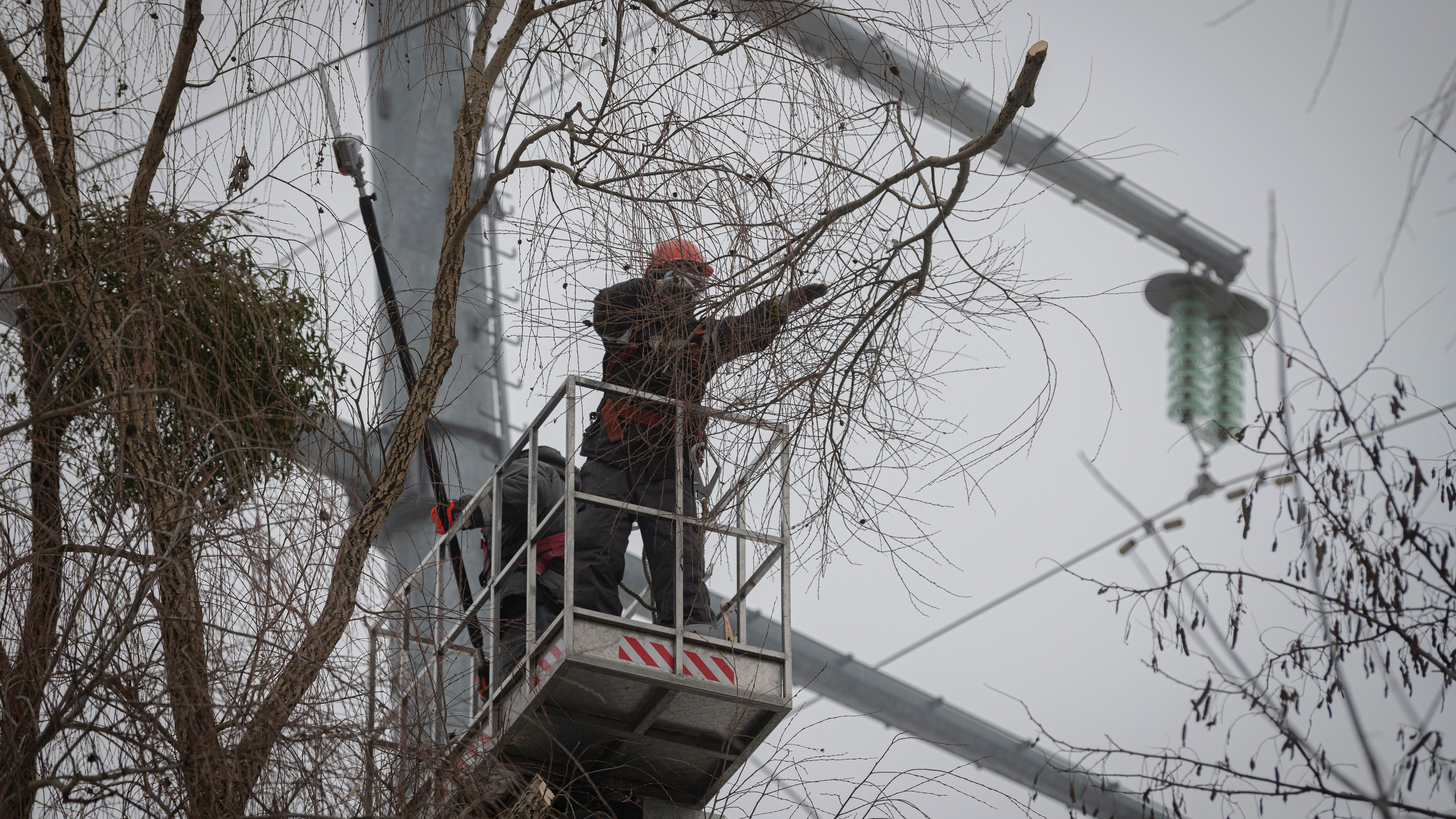 Ukraine utility crews adapt, overcome after Russian strikes