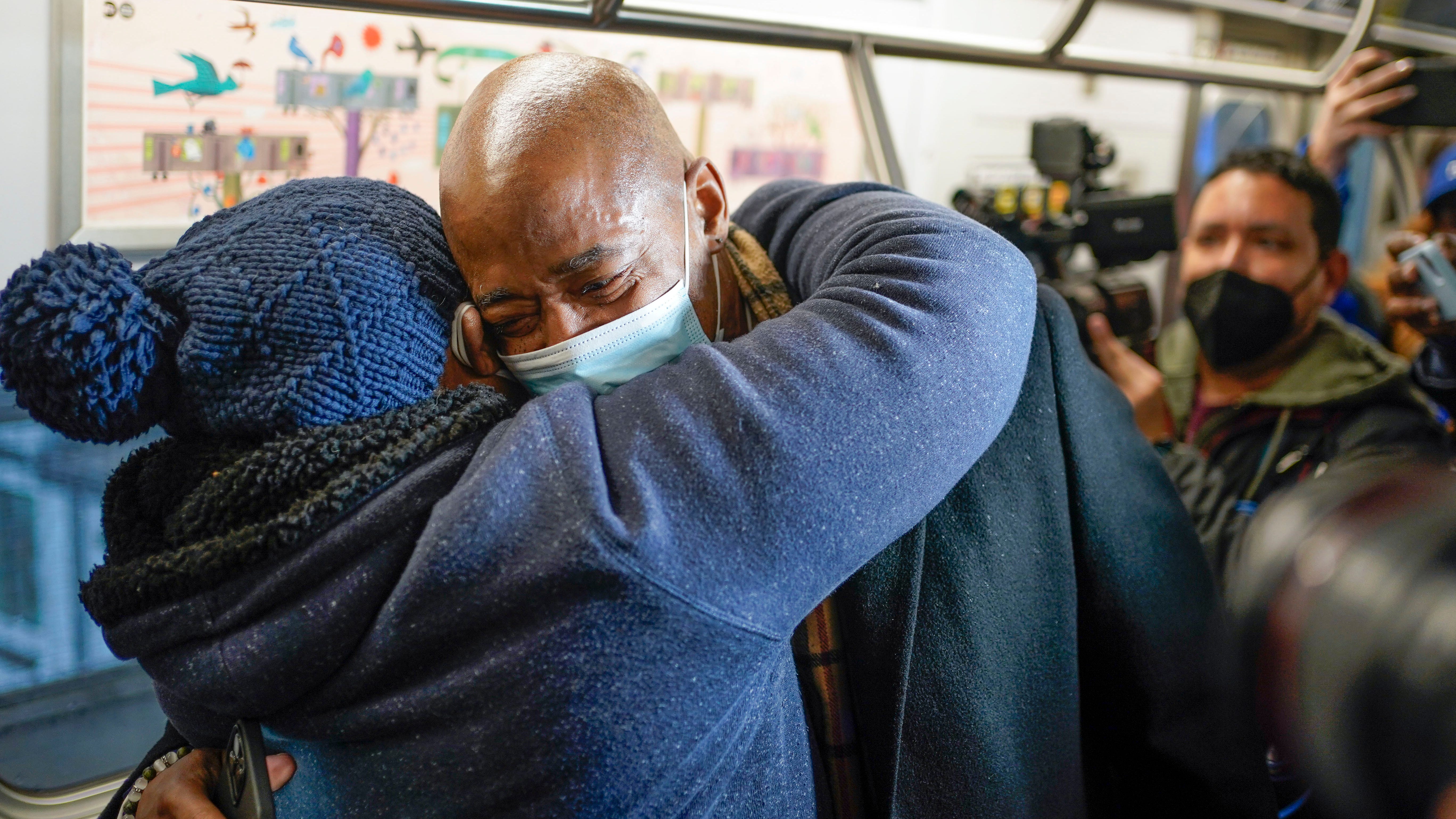 Eric Adams rides subway to work on 1st day as new NYC mayor 