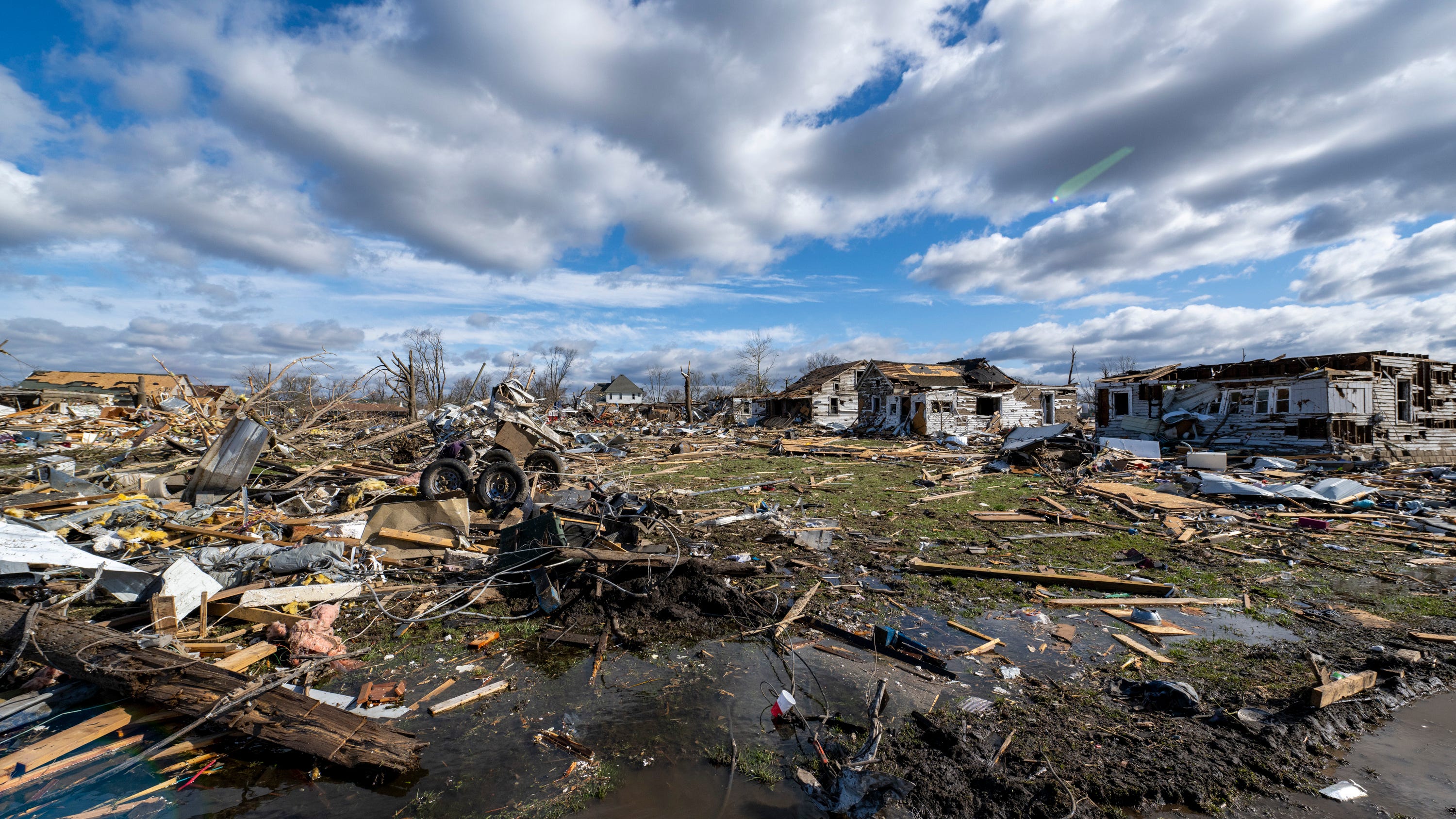 At least 21 dead after tornadoes rake US Midwest, South
