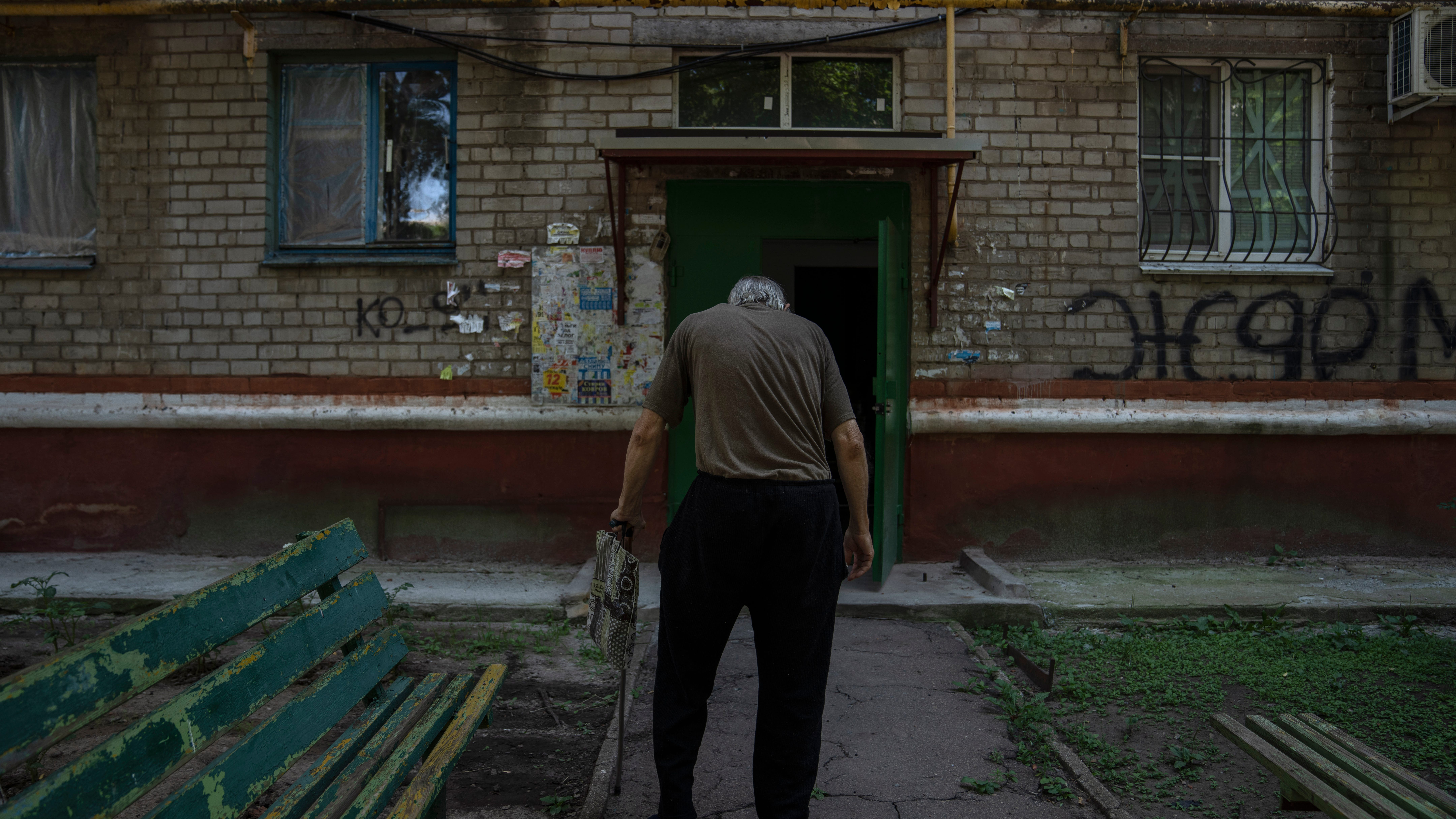 Some Ukrainians won't flee areas caught in crosshairs of war