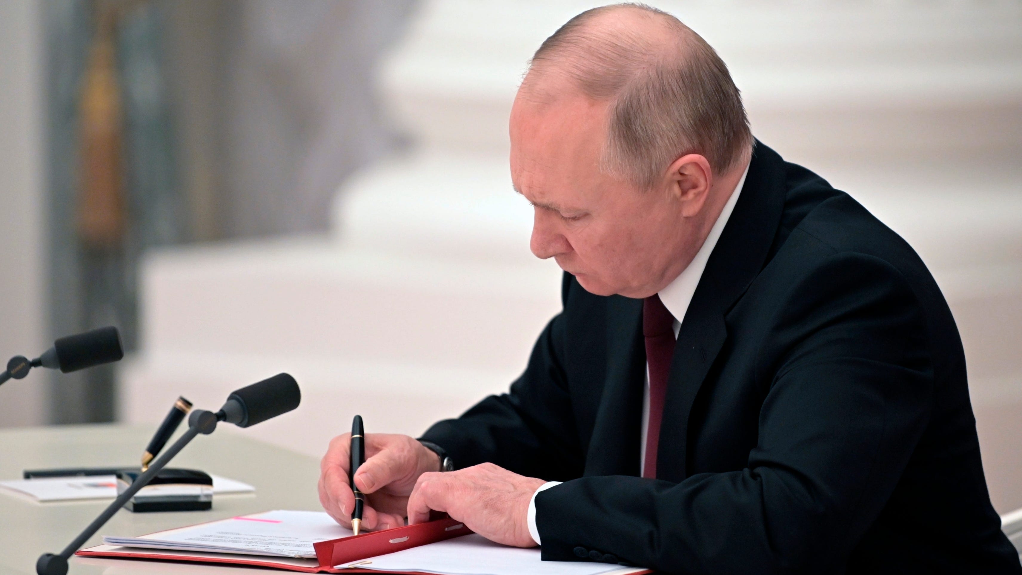 Putin orders forces to 'maintain peace' in eastern Ukraine