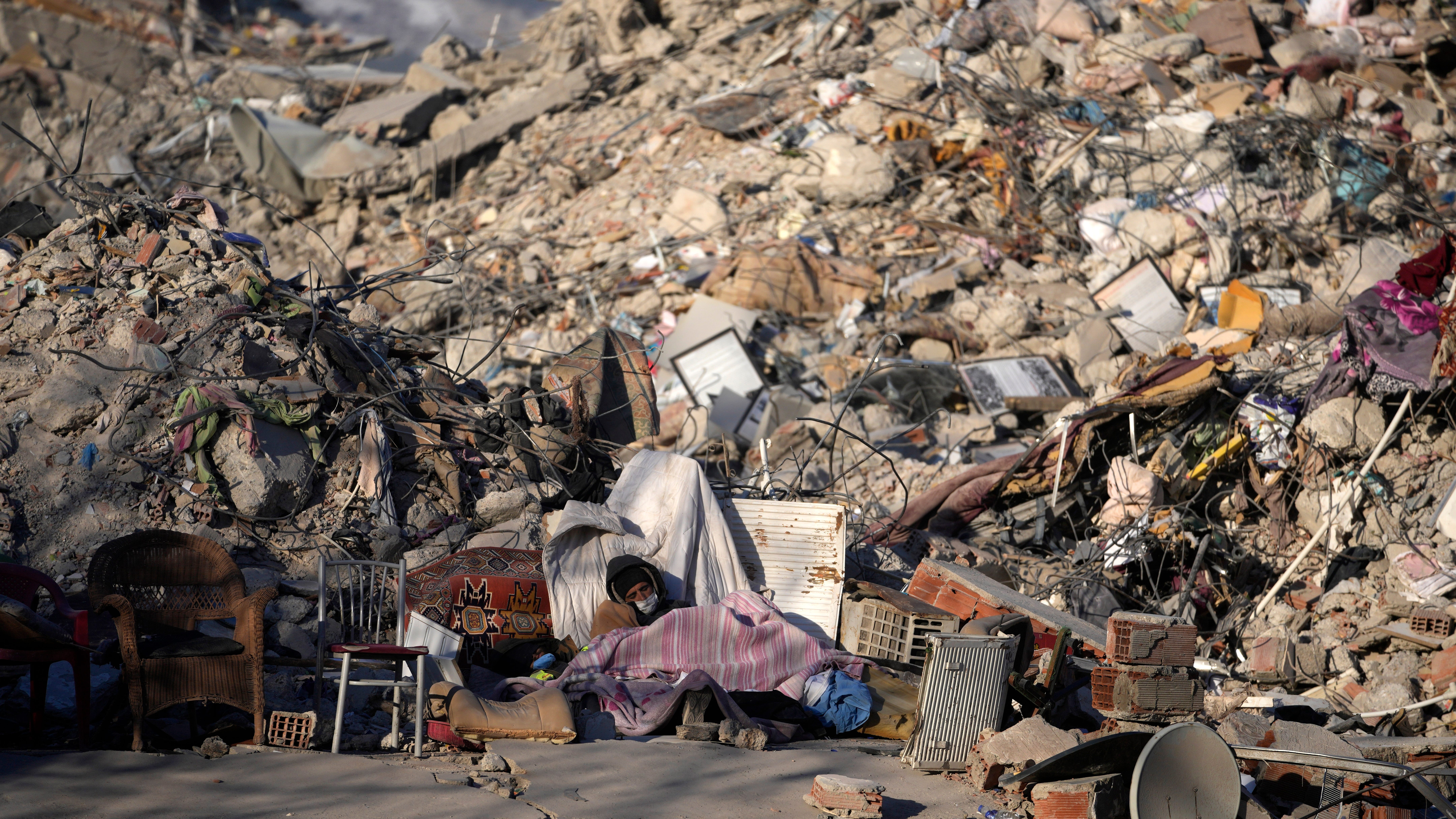 Turkey earthquake survivors seek hot meals as rescues wane