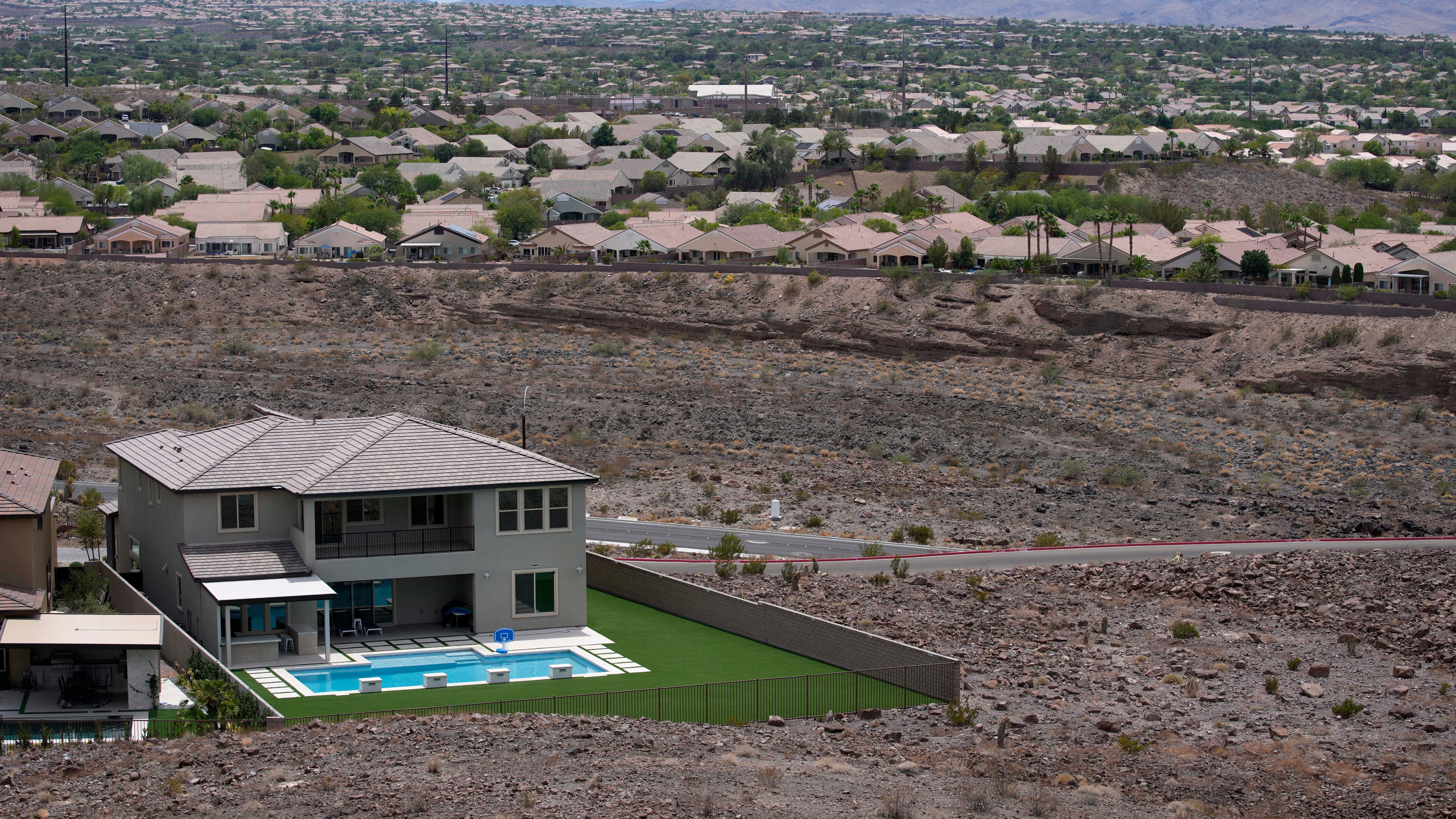 Drought drives Las Vegas to cap size of home swimming pools