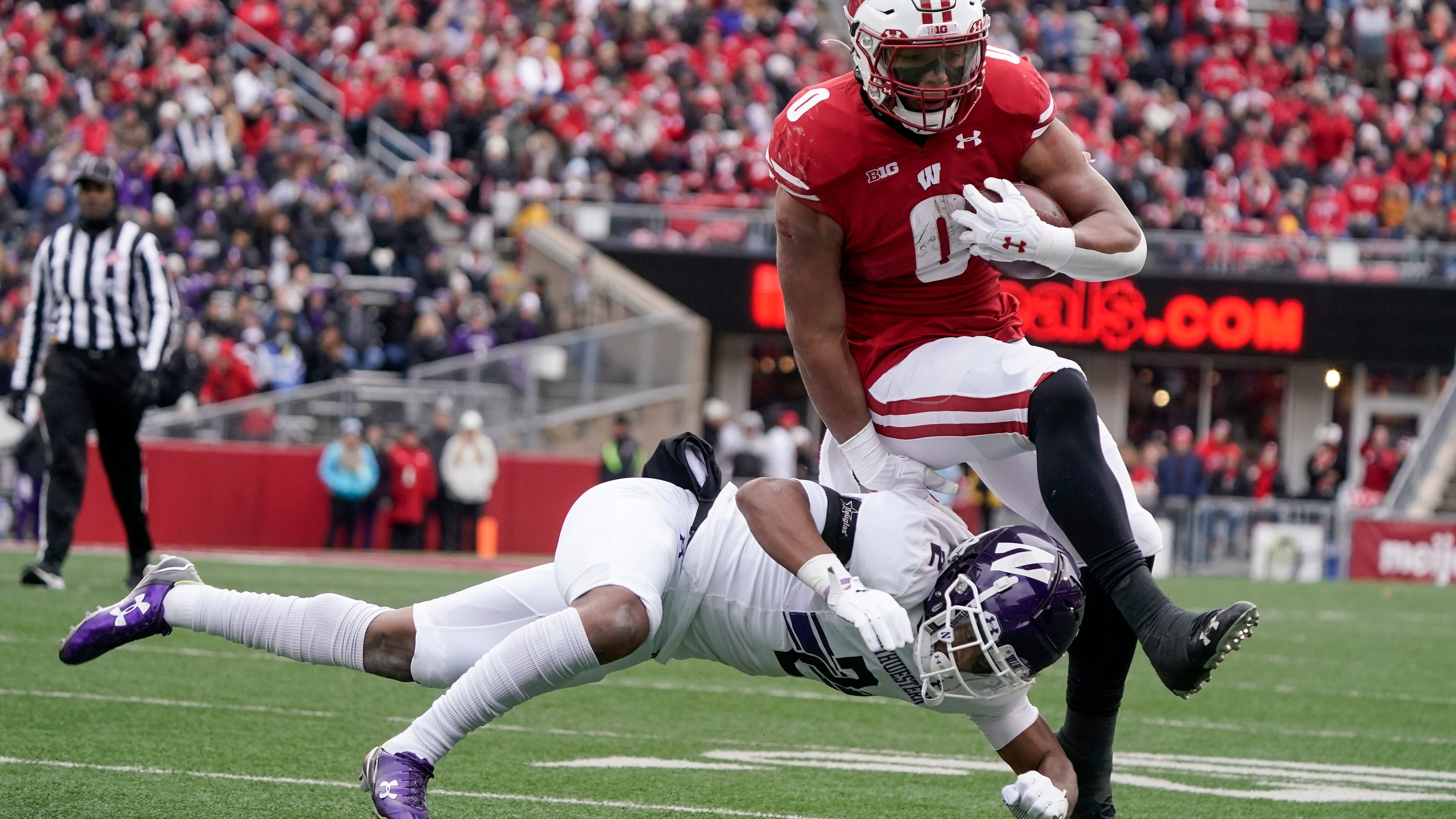 Allen's big day helps No. 20 Wisconsin rip Northwestern 35-7