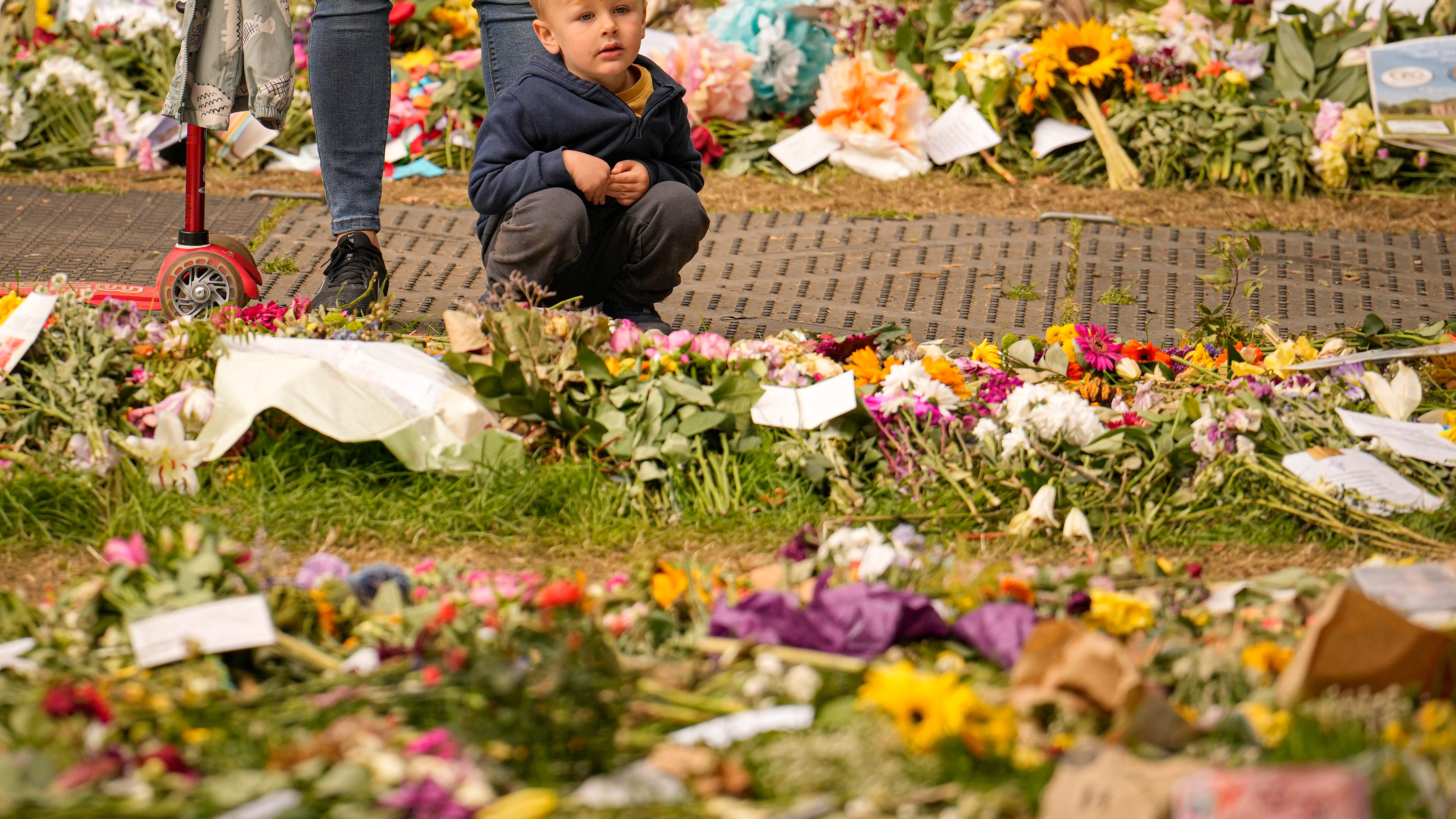 At least 250,000 people lined up to see queen's coffin