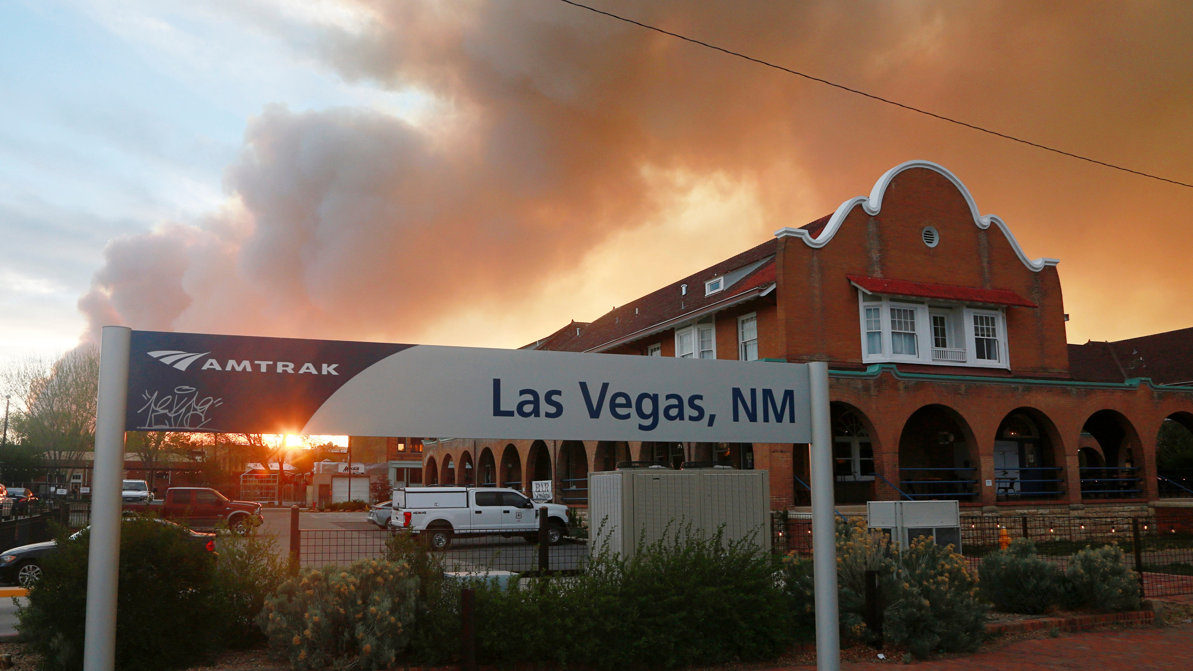 Strong, swirling winds complicate New Mexico wildfire fight