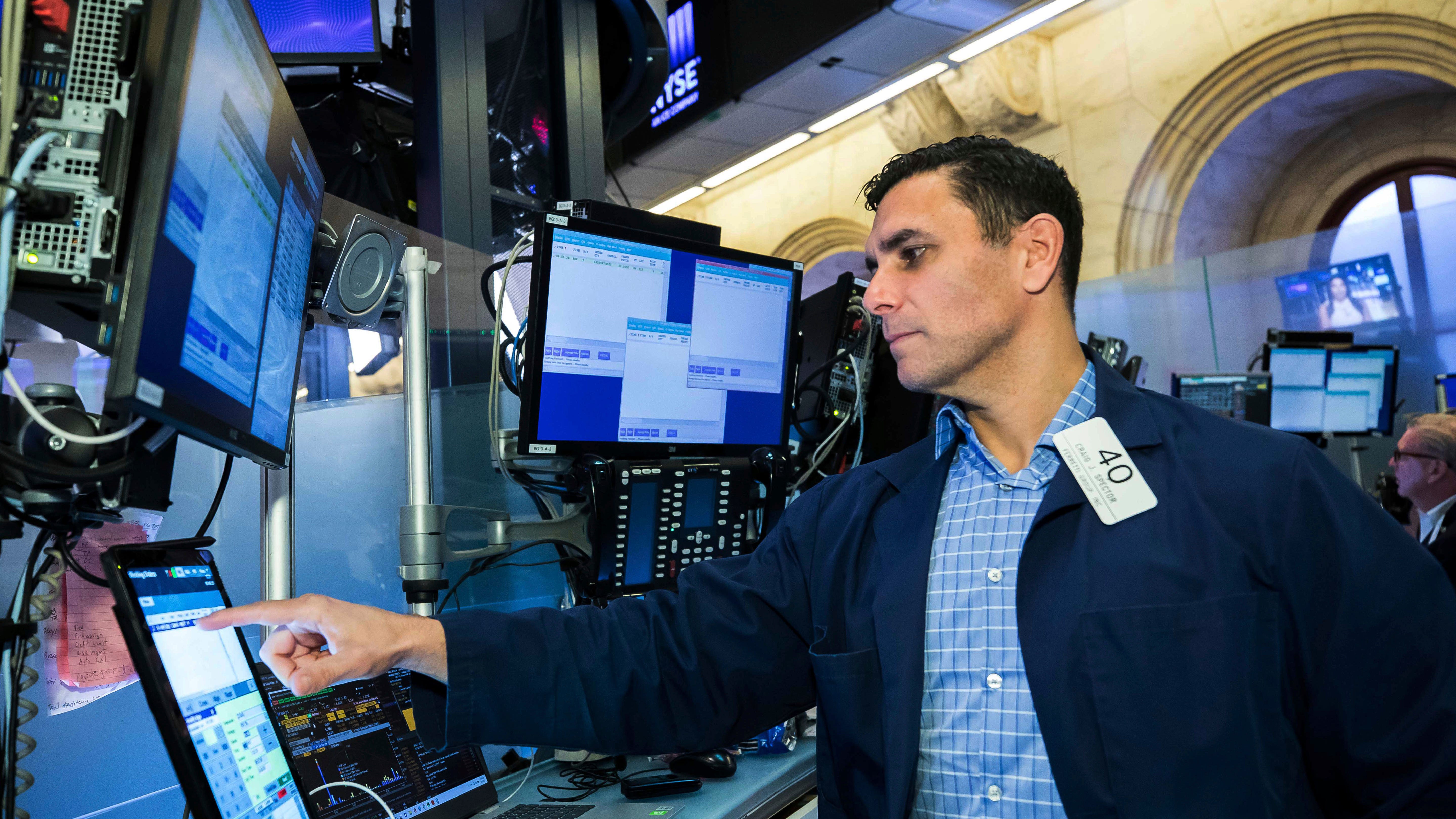 Stocks rally on Wall Street as oil prices keep falling