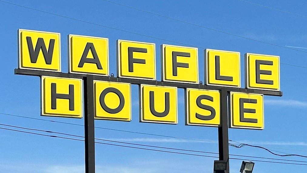 Waffle House aumenta precios de huevos por brote de gripe aviar