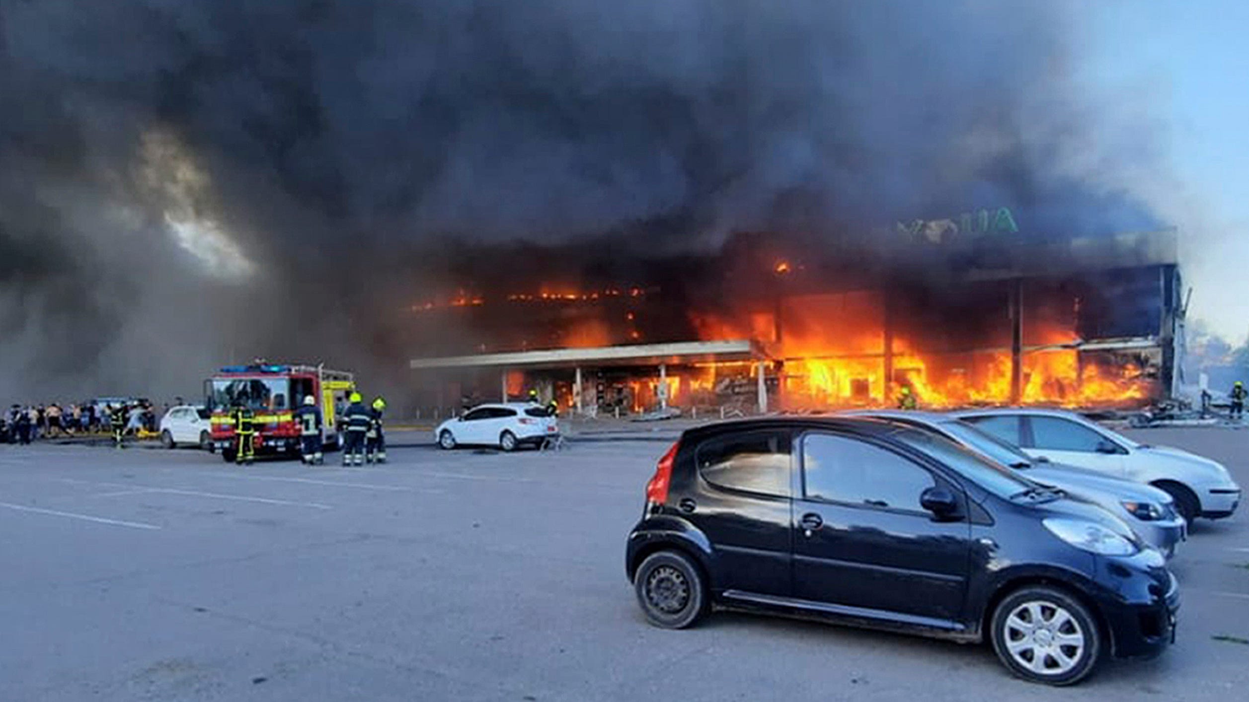 Officials: Russian missile strike hits crowded shopping mall