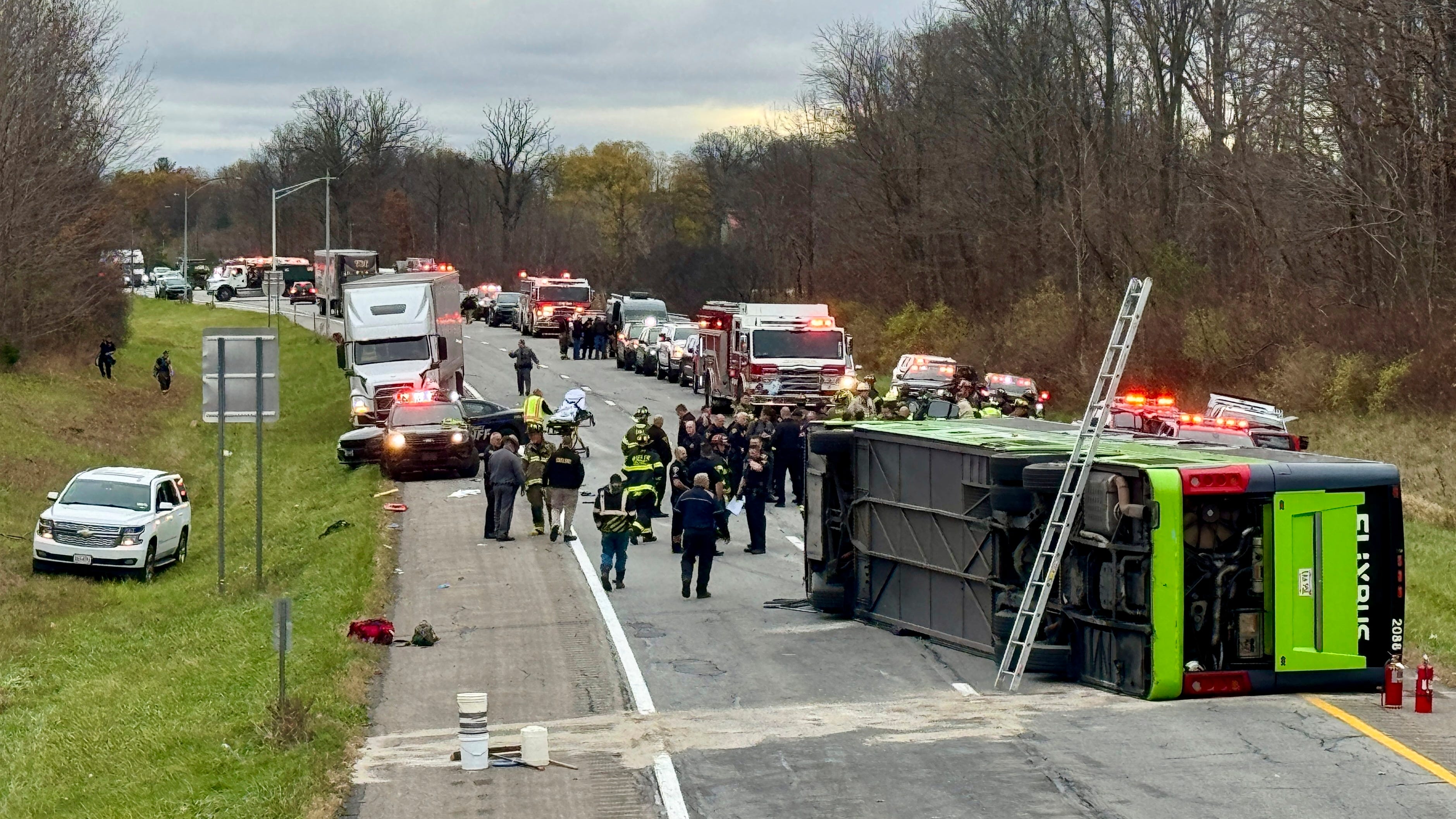 Una persona resulta gravemente herida tras volcar un autobús en autopista de Nueva York