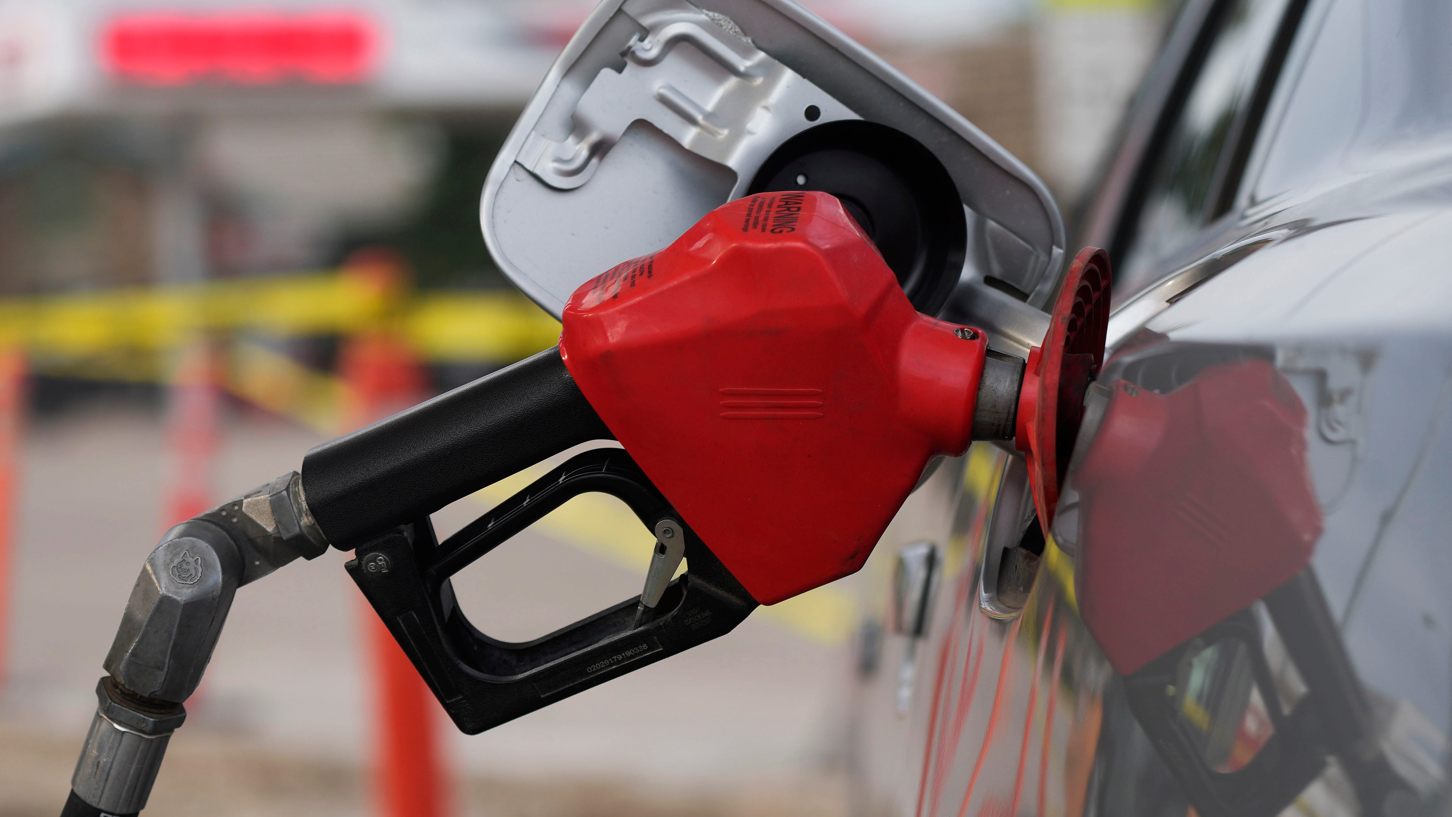Average US gasoline price falls 32 cents to $4.54 per gallon