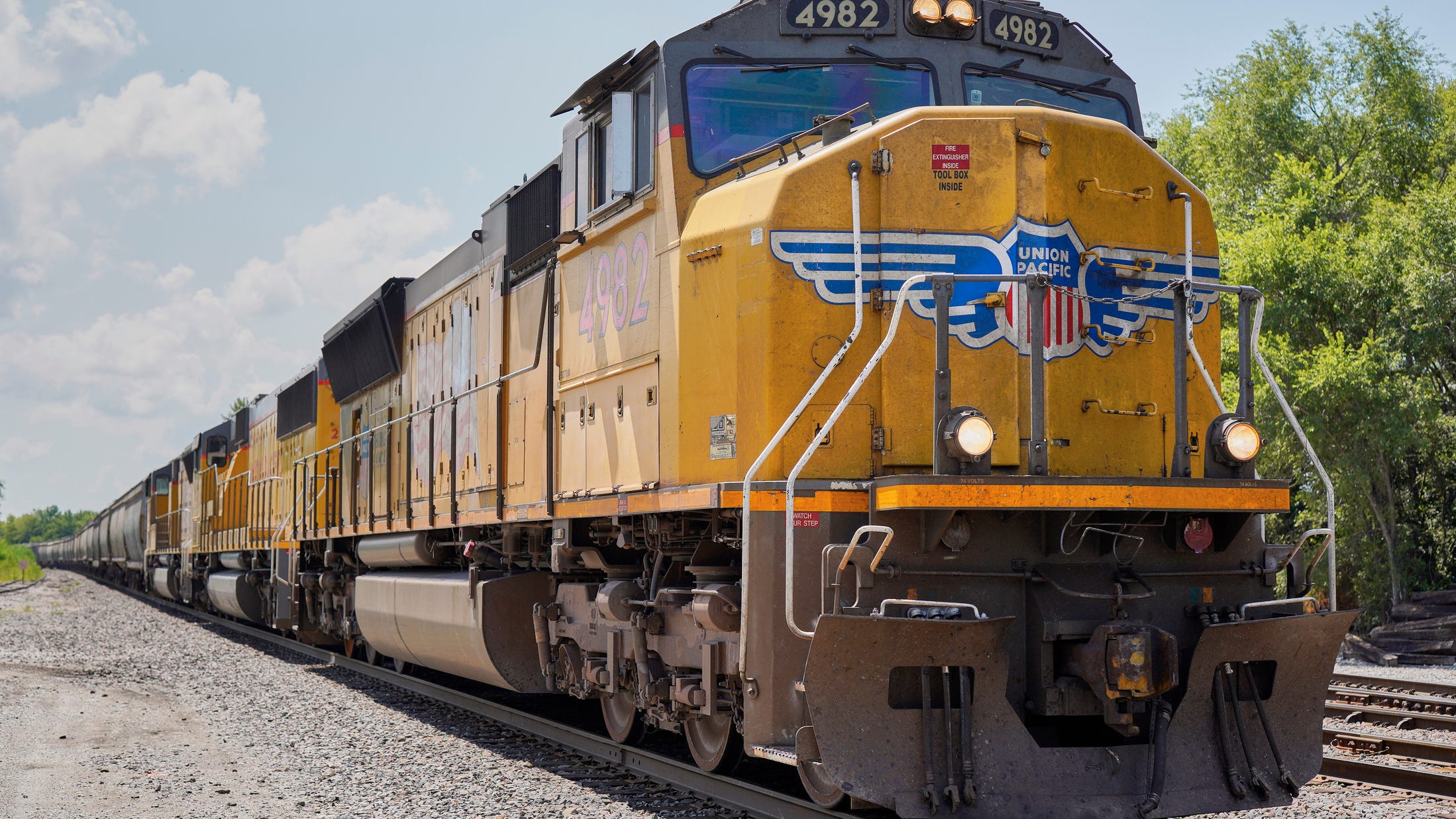 Feds say railroad must deliver grain to California chickens