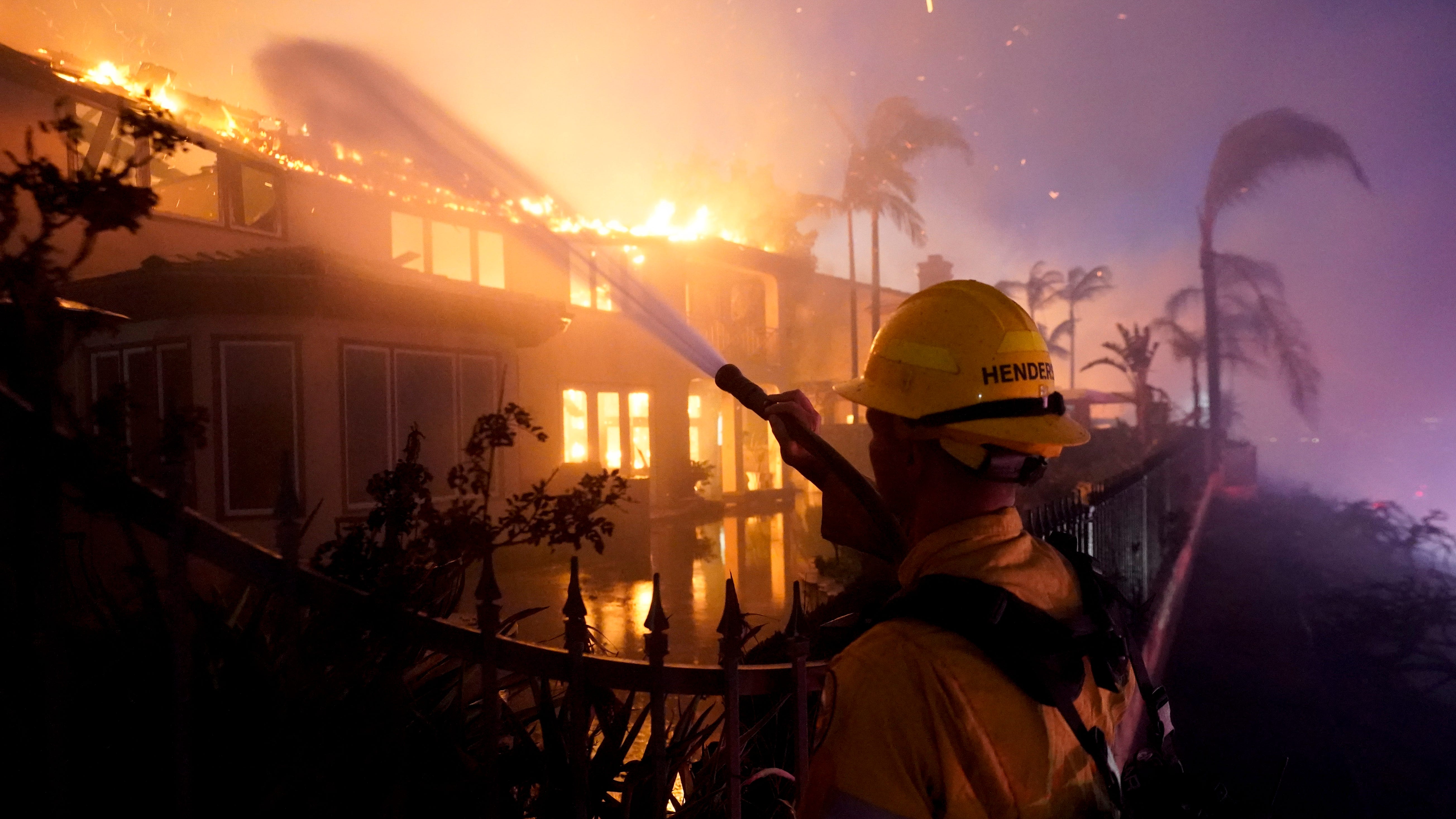 New Mexico wildfire grows; California fire destroys mansions