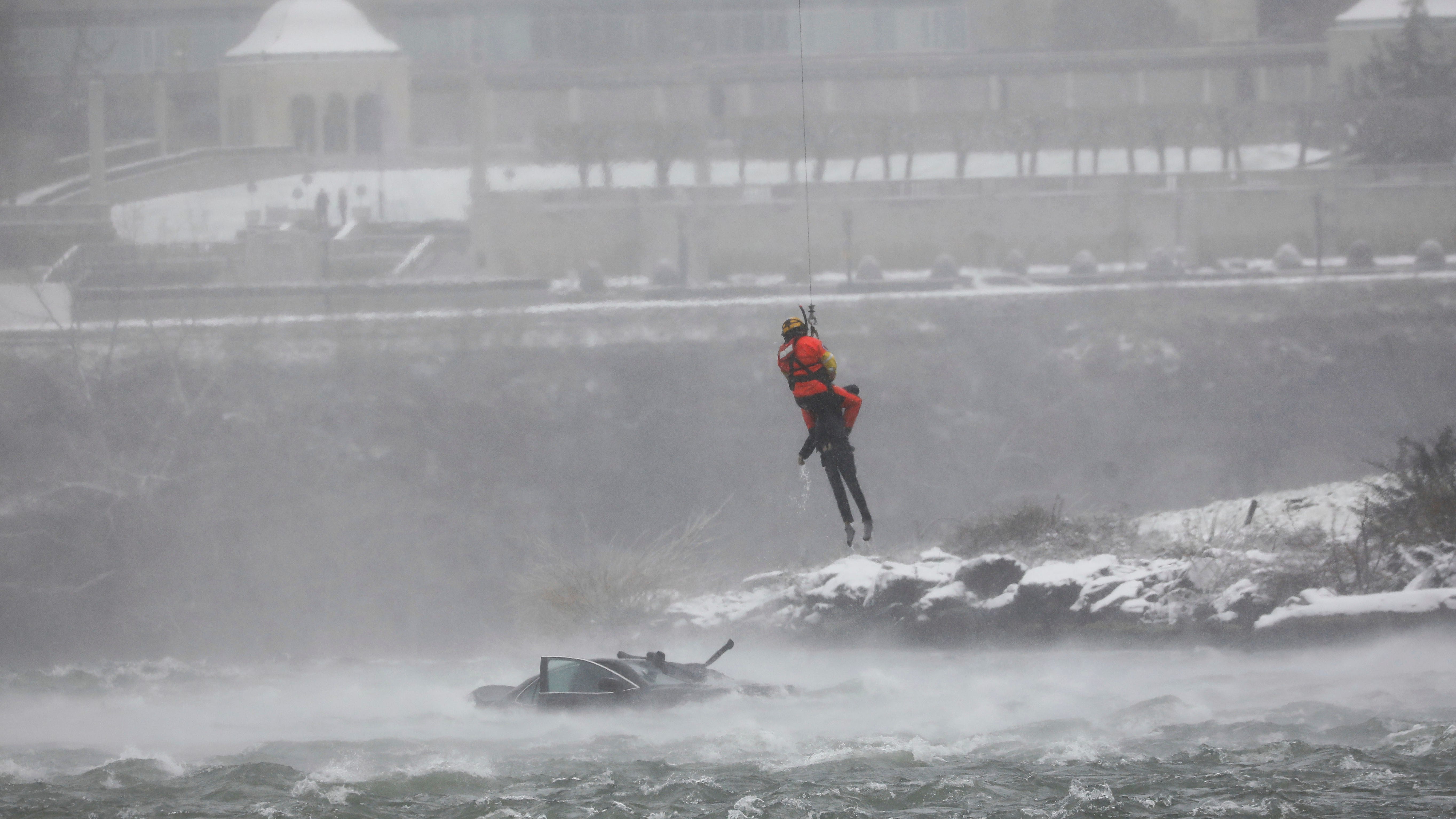 Coast Guard diver pulls body from car above Niagara Falls 