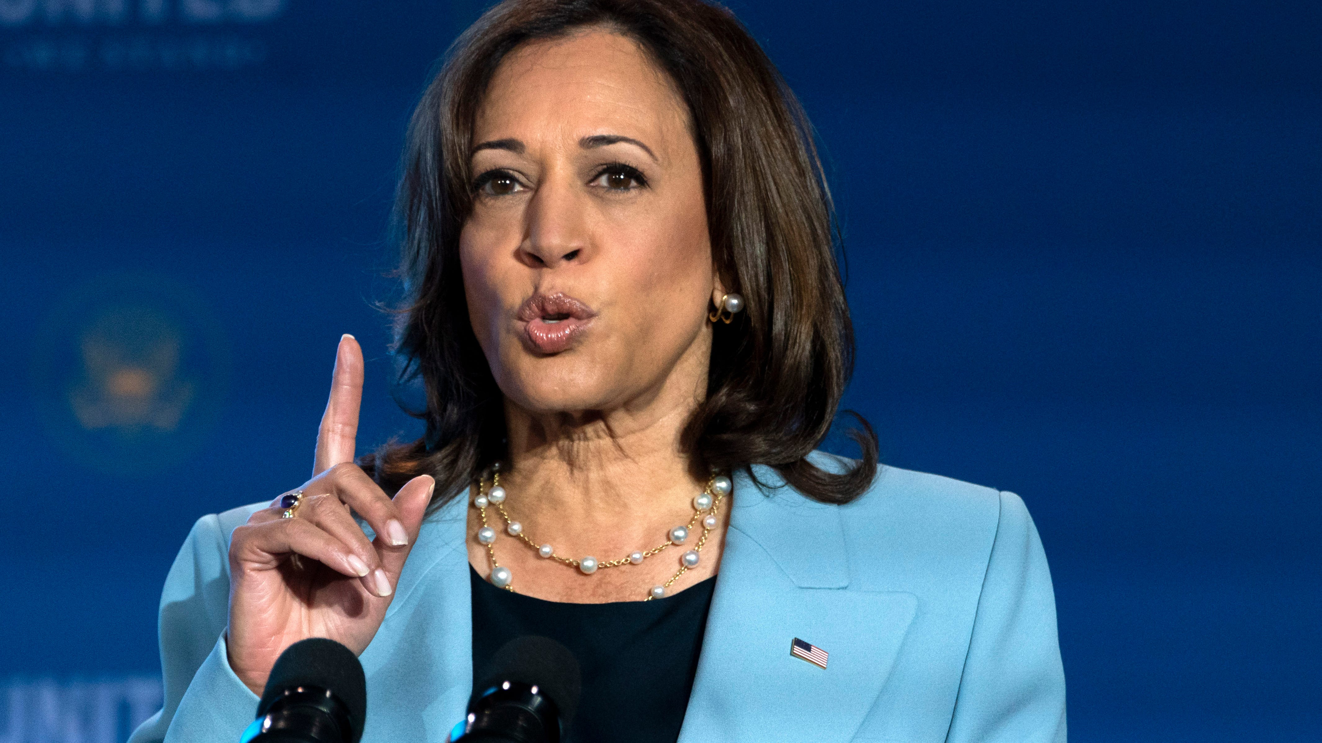 Autobuses con migrantes frente a la casa de Kamala Harris