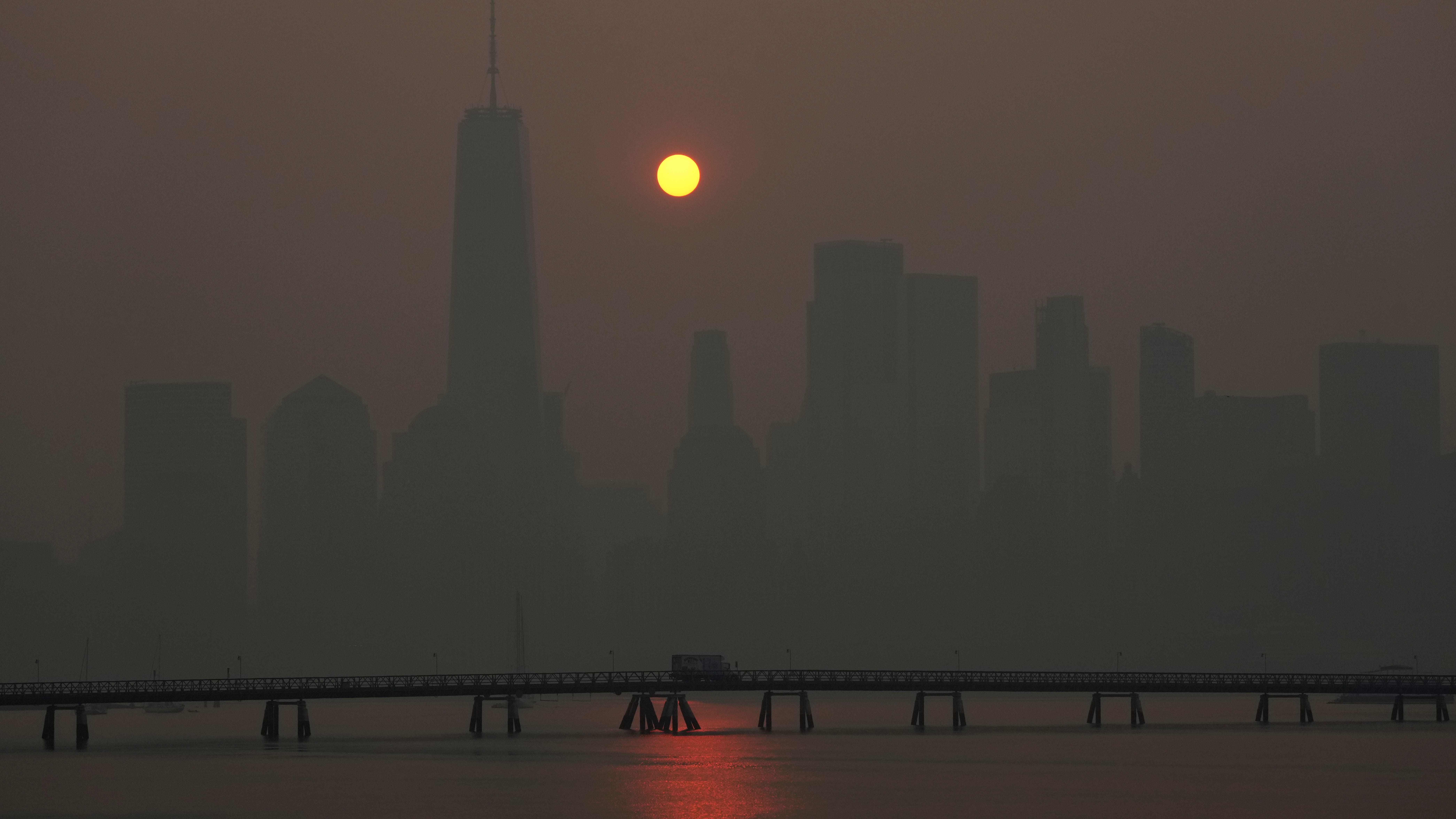 Smoky haze blanketing US and Canada could last into the weekend