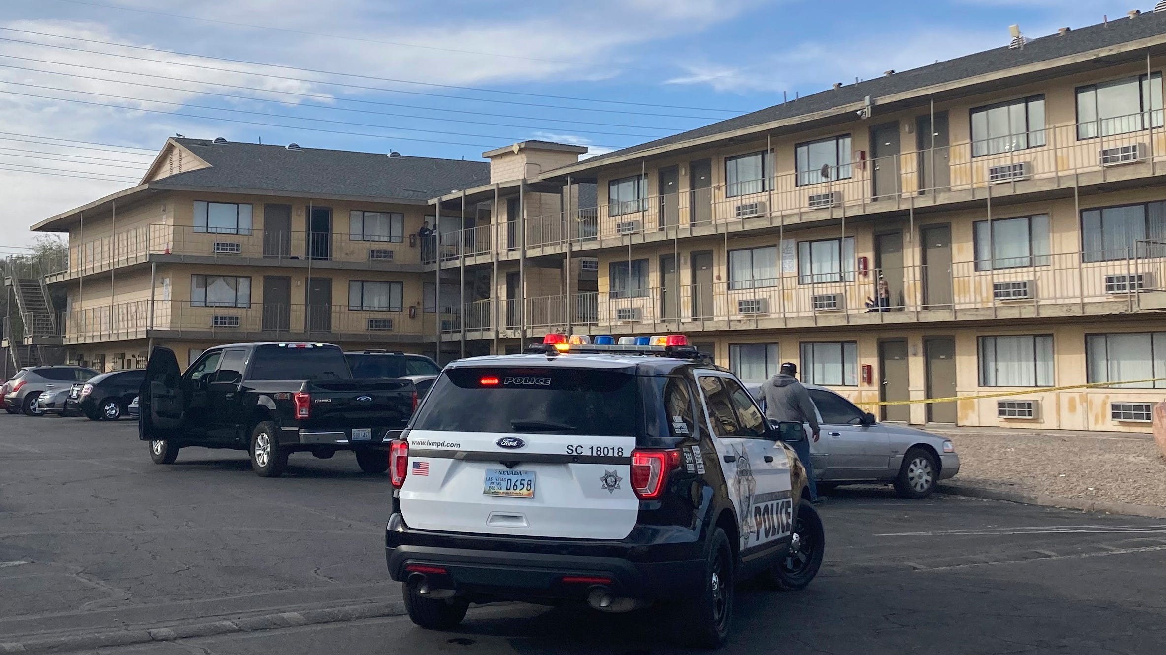 1 killed, 6 wounded in Las Vegas apartment complex shooting